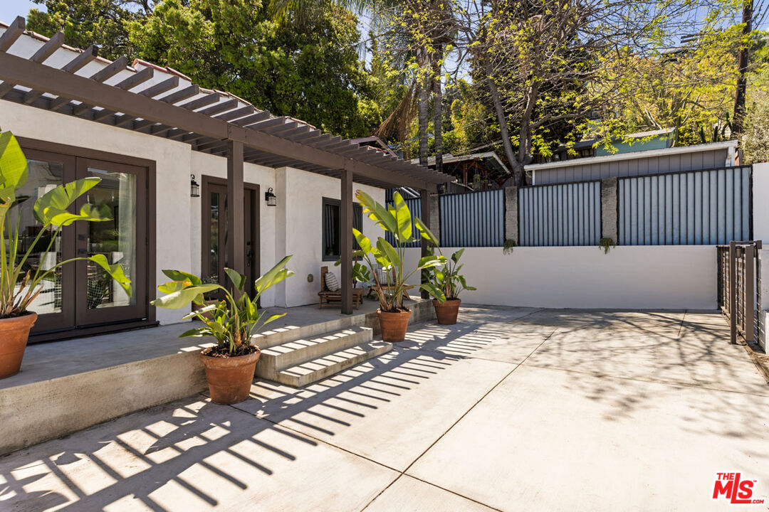 Los Angeles, California, 90042, United States, 1 Bedroom Bedrooms, ,2 BathroomsBathrooms,Residential,For Sale,1828163