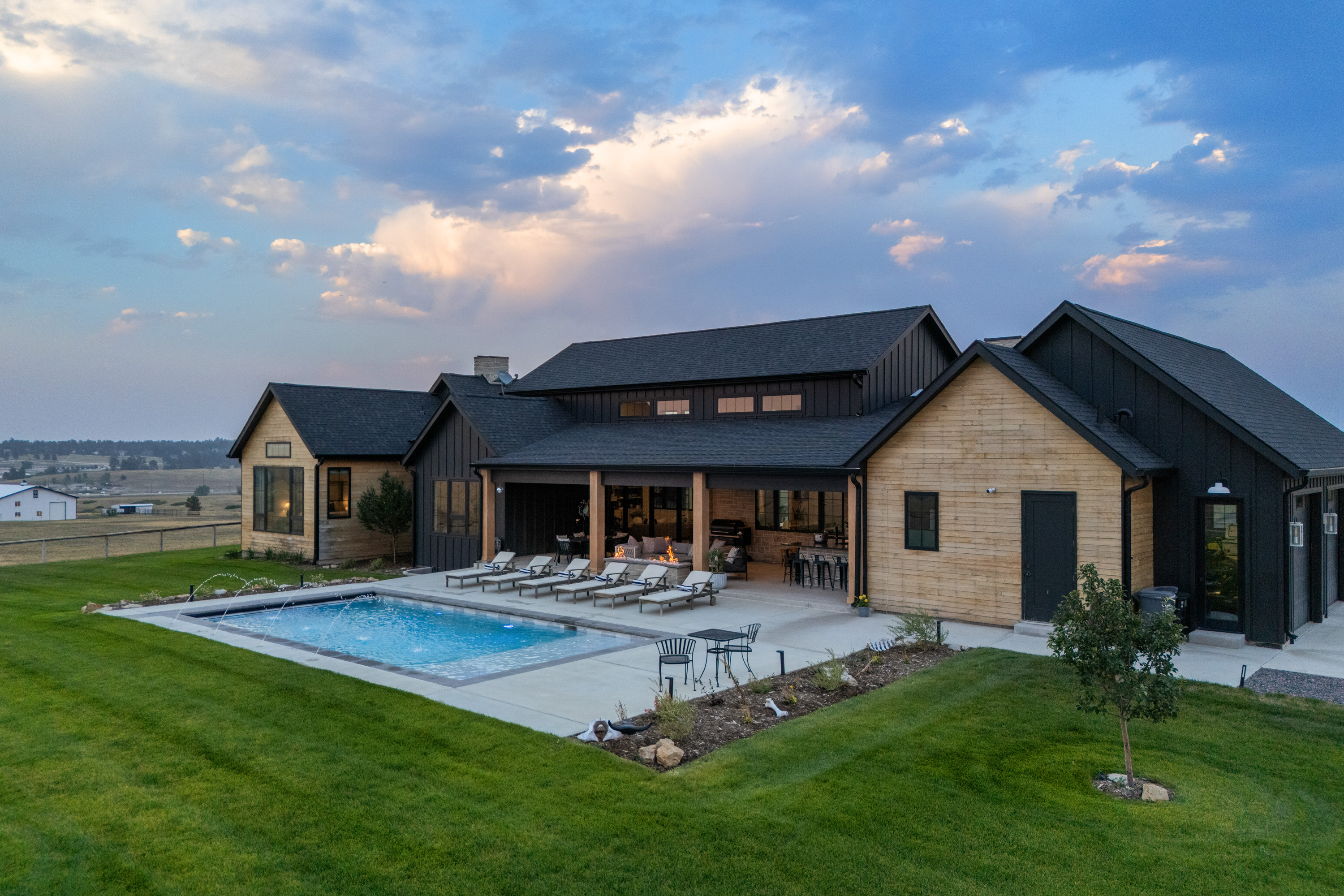  35 Acres  Front Range Views  Saltwater Pool  8,400 SF Workshop - 物件實景