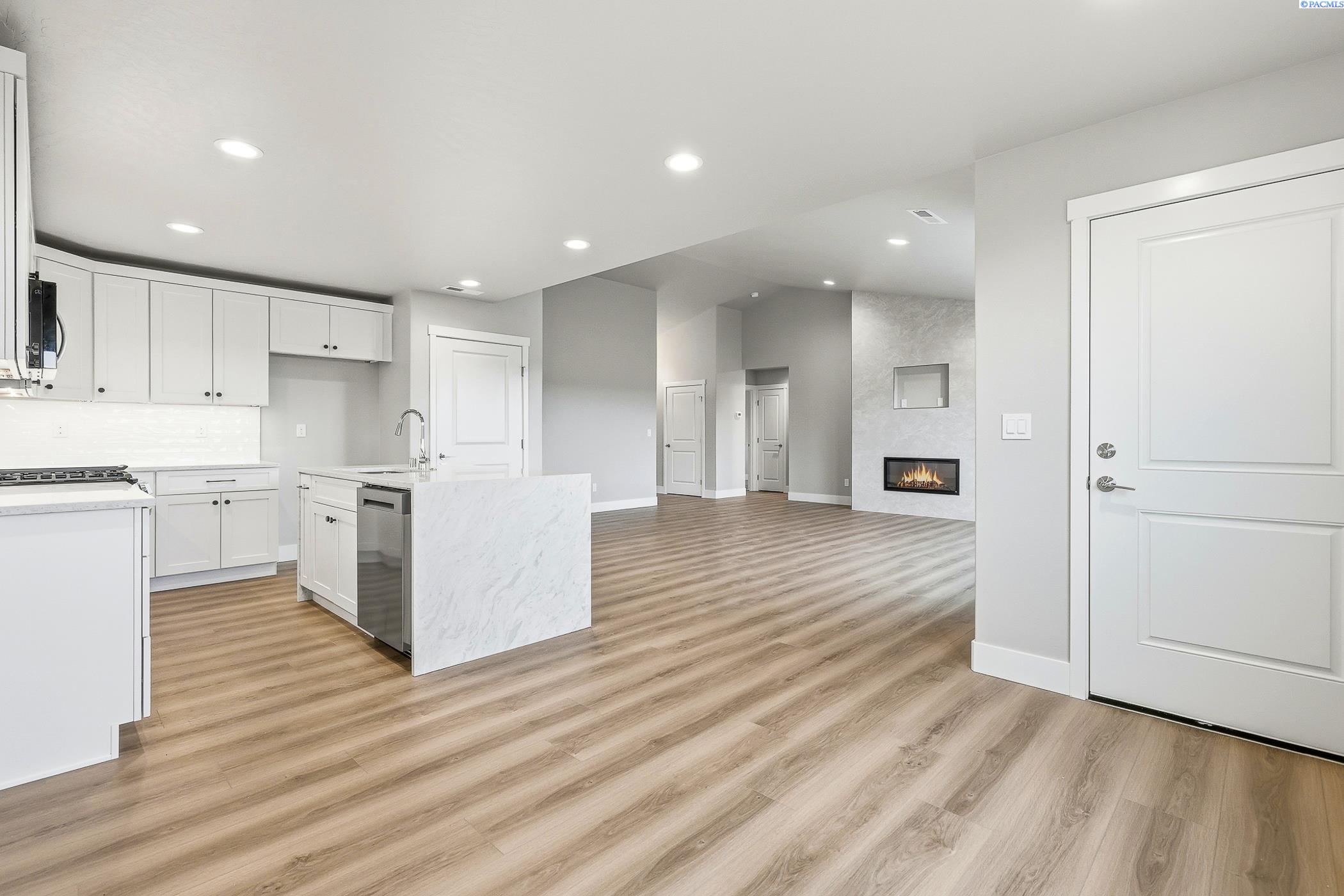 Kennewick, Washington, 99338, United States, 4 Bedrooms Bedrooms, ,1 BathroomBathrooms,Residential,For Sale,1996231