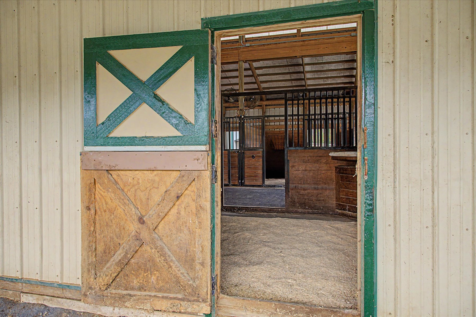  Well Maintained Colonial Home with Exceptional Equestrian Property - 物件實景