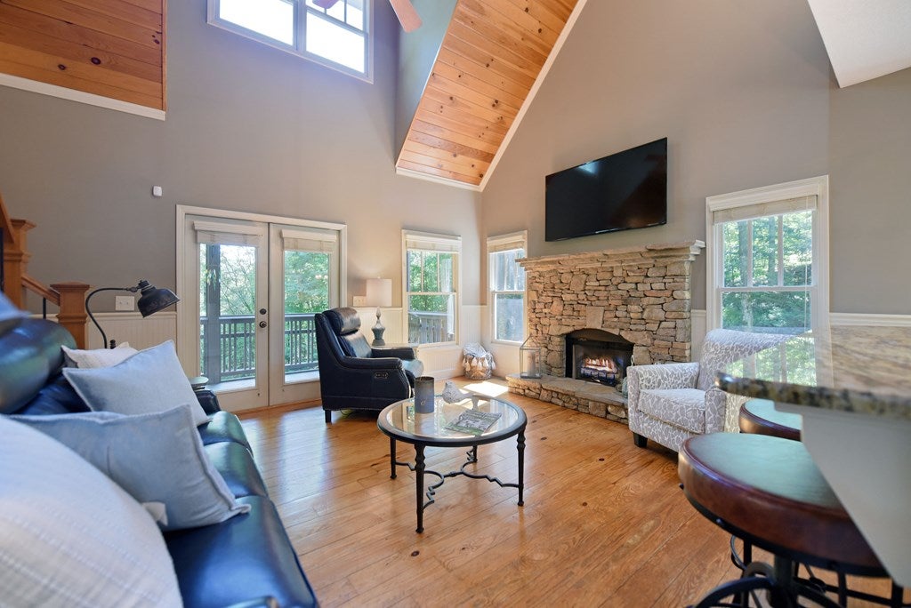 Hiawassee, Georgia, 30546, United States, 3 Bedrooms Bedrooms, ,4 BathroomsBathrooms,Residential,For Sale,1877027