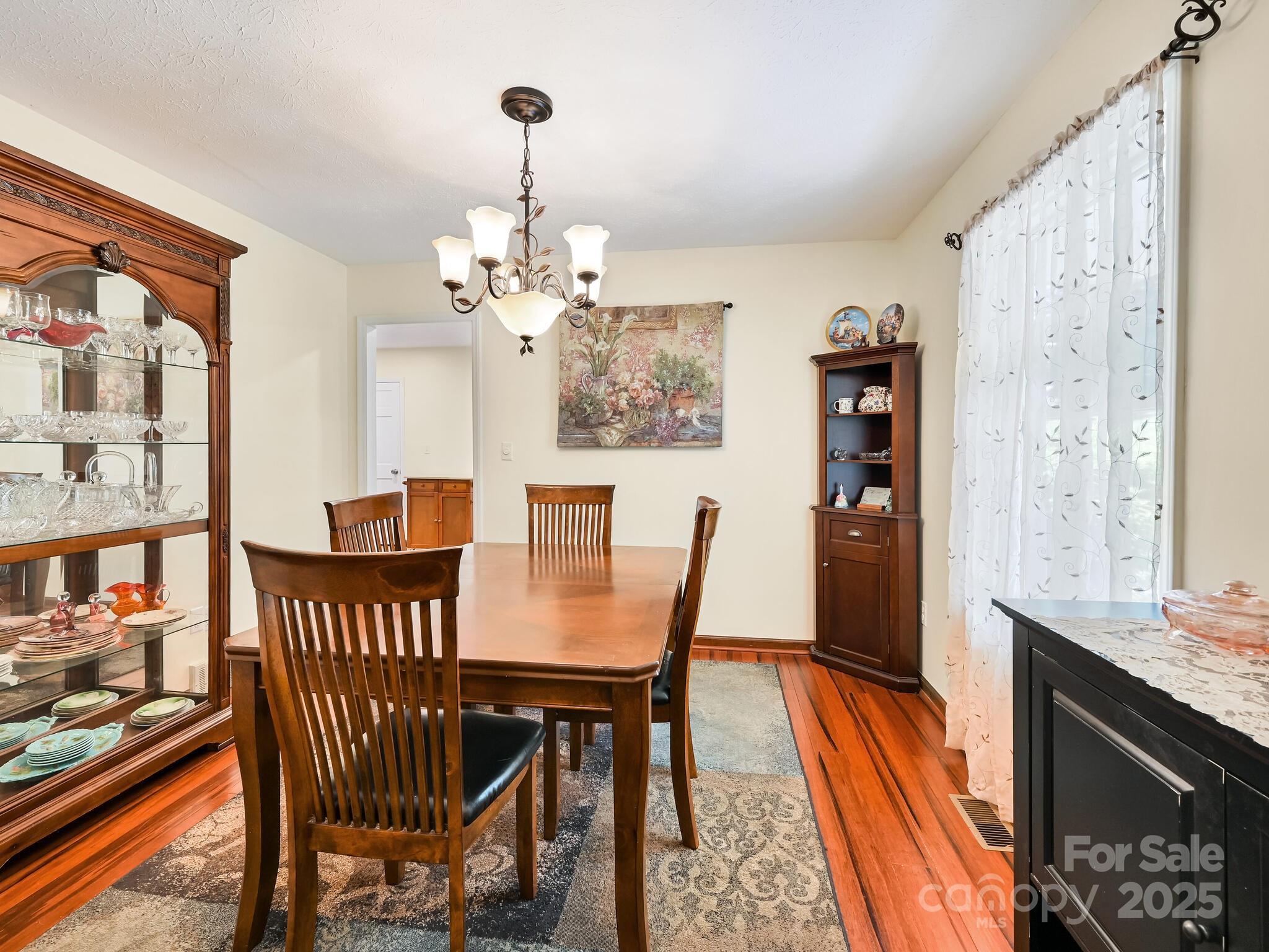Hendersonville, North Carolina, 28739, United States, 3 Bedrooms Bedrooms, ,3 BathroomsBathrooms,Residential,For Sale,1890960