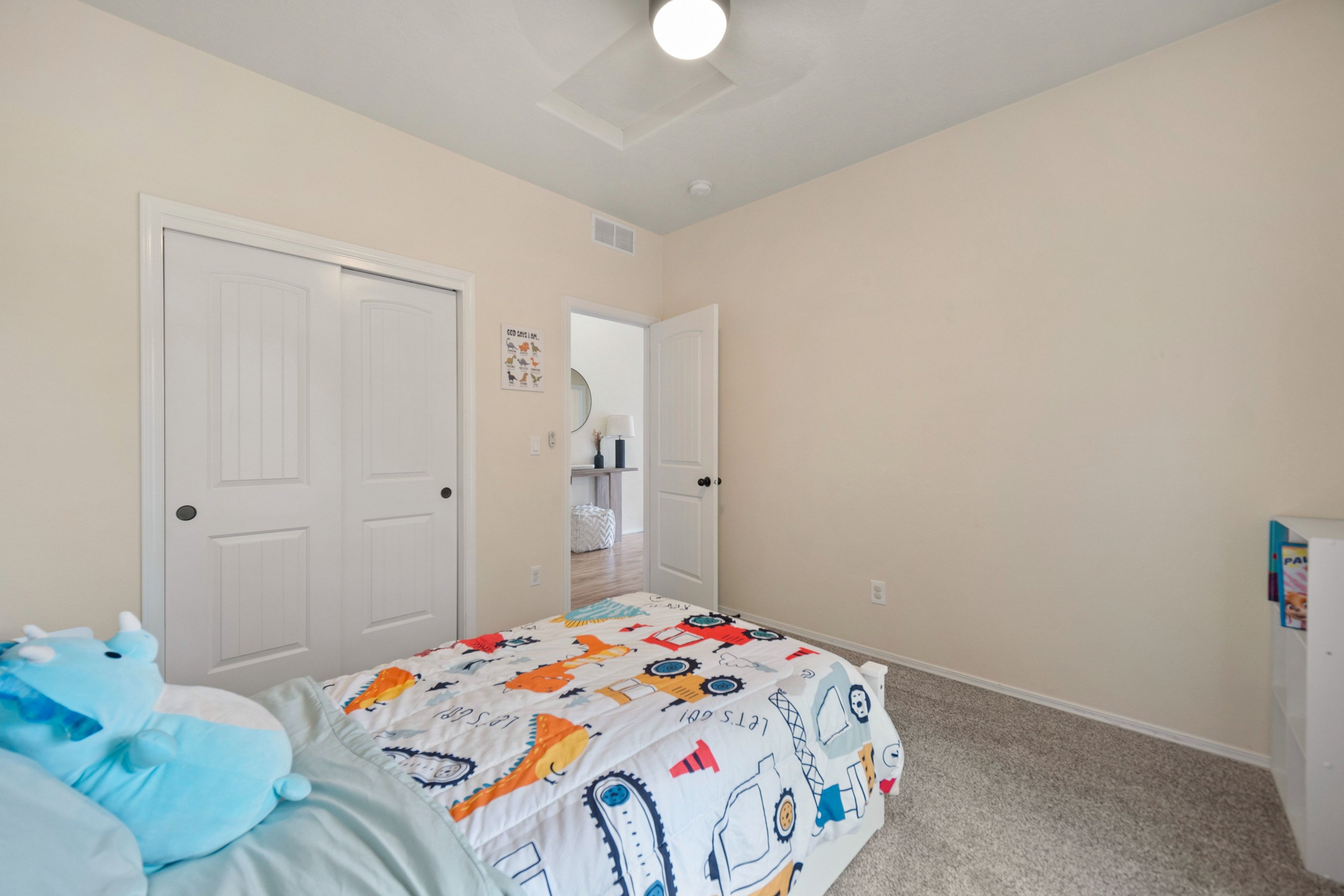  Single-Level Living with Bonus Room and 33’ RV Bay - 物件實景
