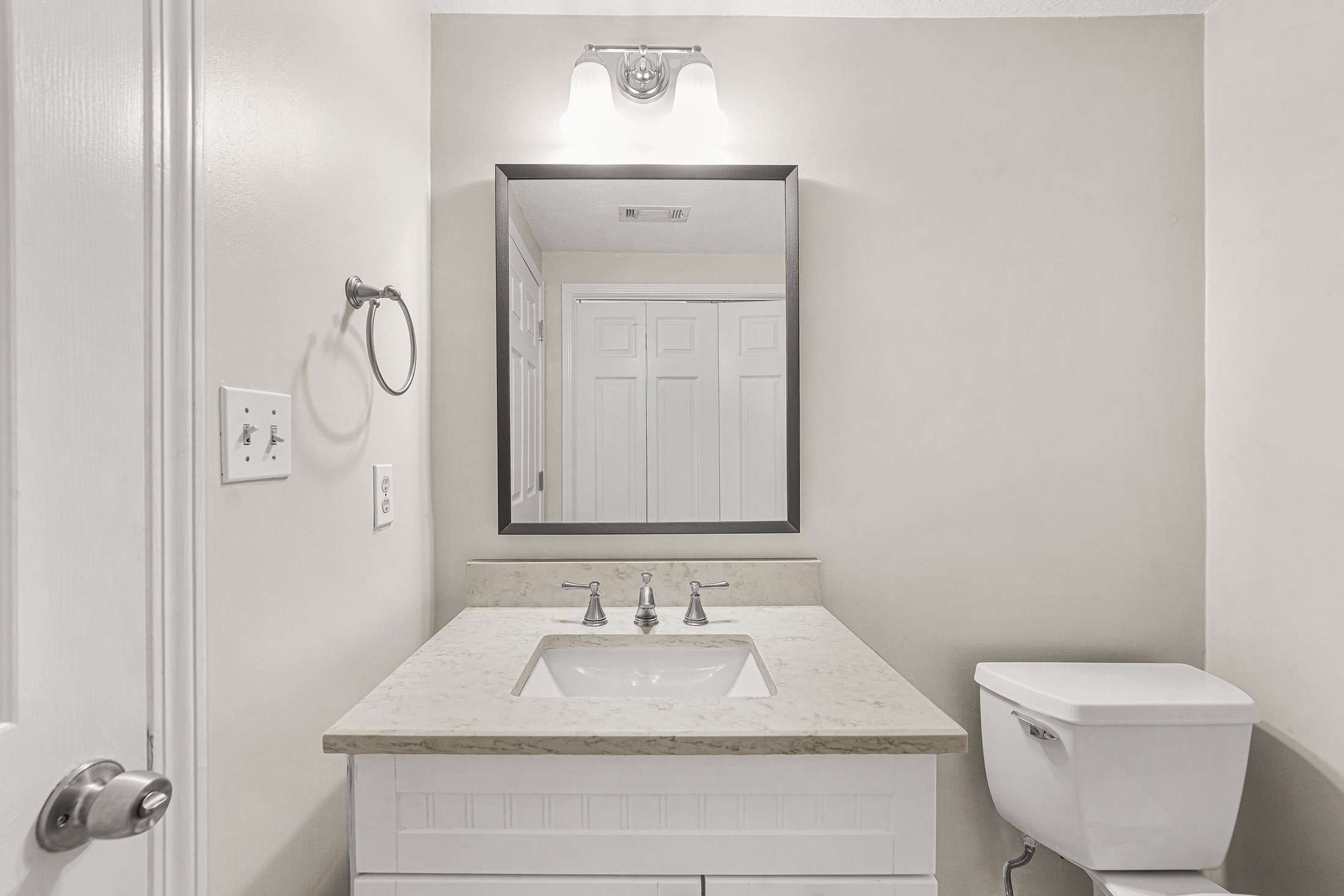  Beautiful Brick Townhome Offers Peaceful Park-like Living in Buckhead - 物件實景