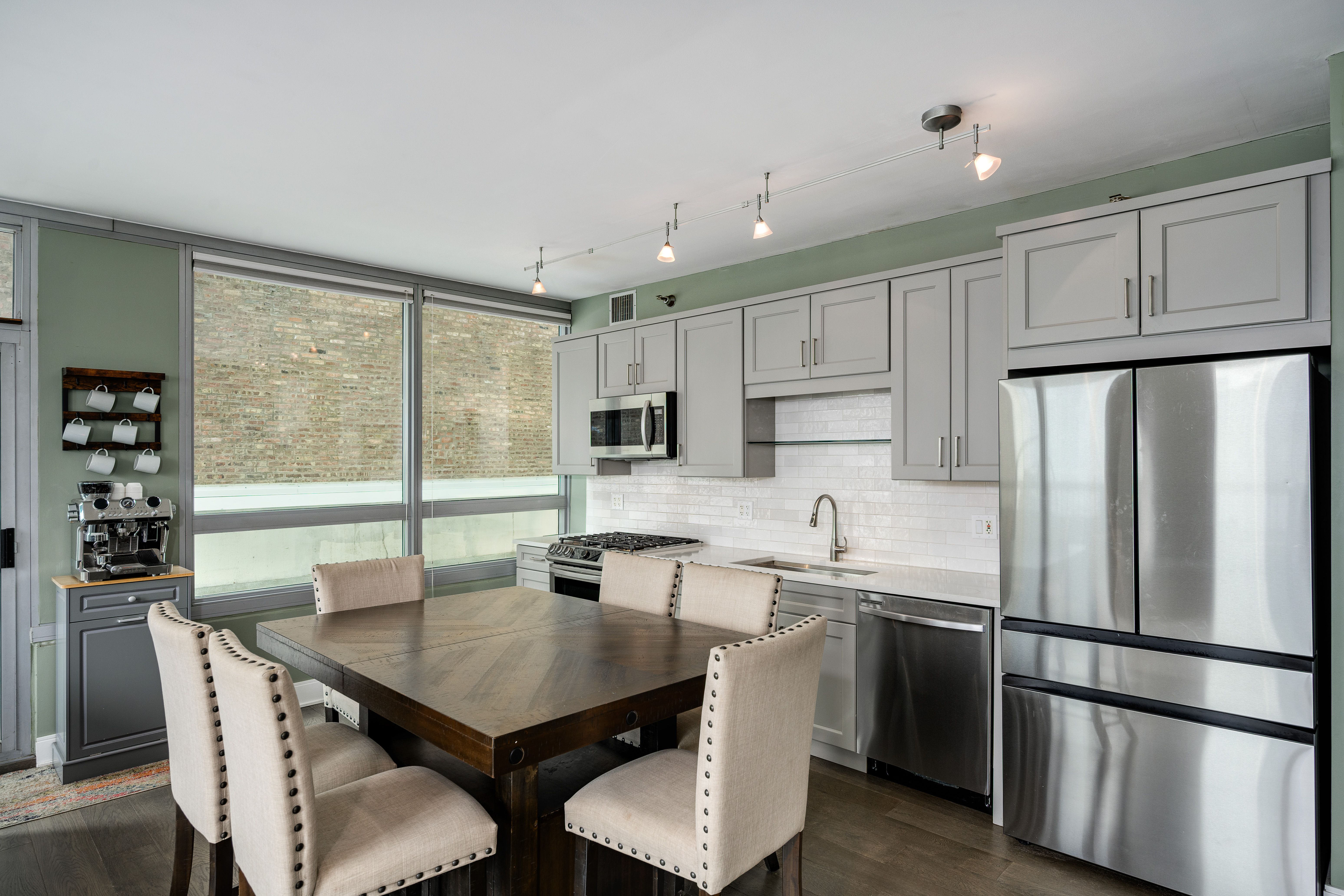  Experience Elevated City Living in This Beautifully Renovated Corner Residence - 物件實景