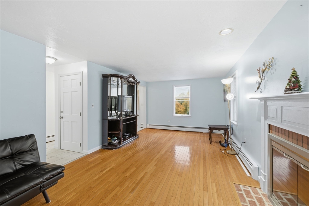 Lowell, Massachusetts, 01852, United States, 3 Bedrooms Bedrooms, ,3 BathroomsBathrooms,Residential,For Sale,2001570