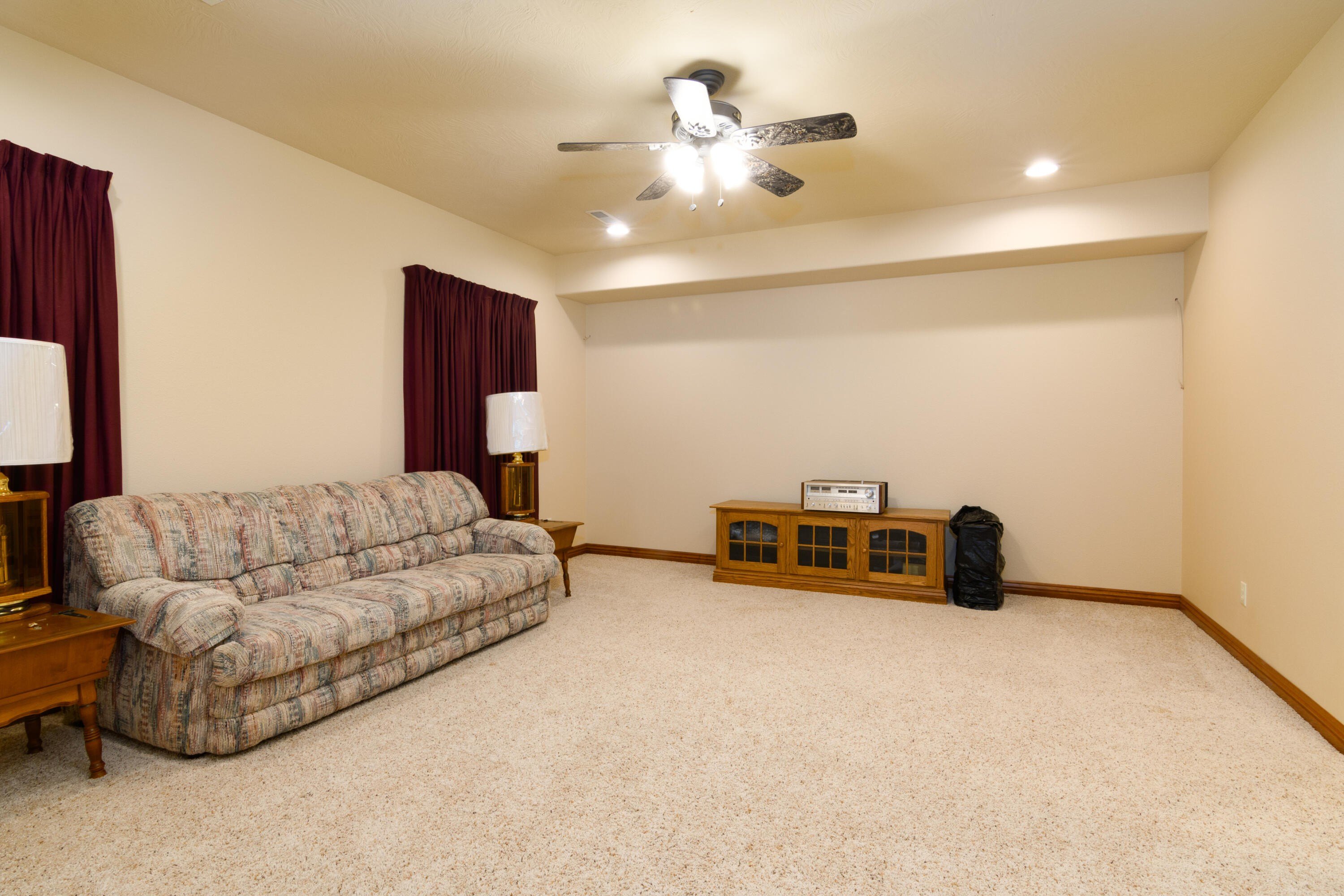 Walnut Shade, Missouri, 65771, United States, 6 Bedrooms Bedrooms, ,5 BathroomsBathrooms,Residential,For Sale,1975828