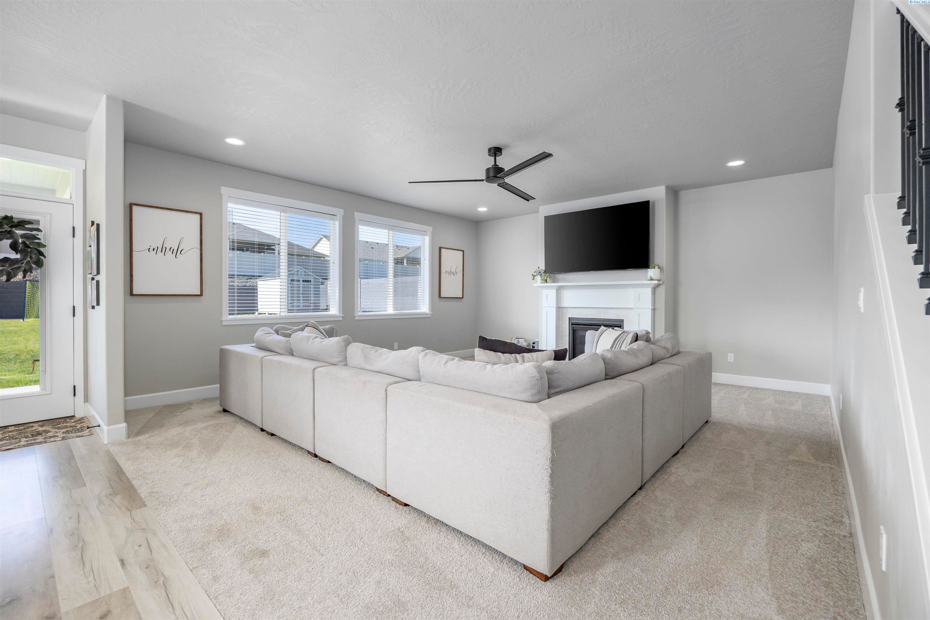 Kennewick, Washington, 99338, United States, 5 Bedrooms Bedrooms, ,3 BathroomsBathrooms,Residential,For Sale,1984207