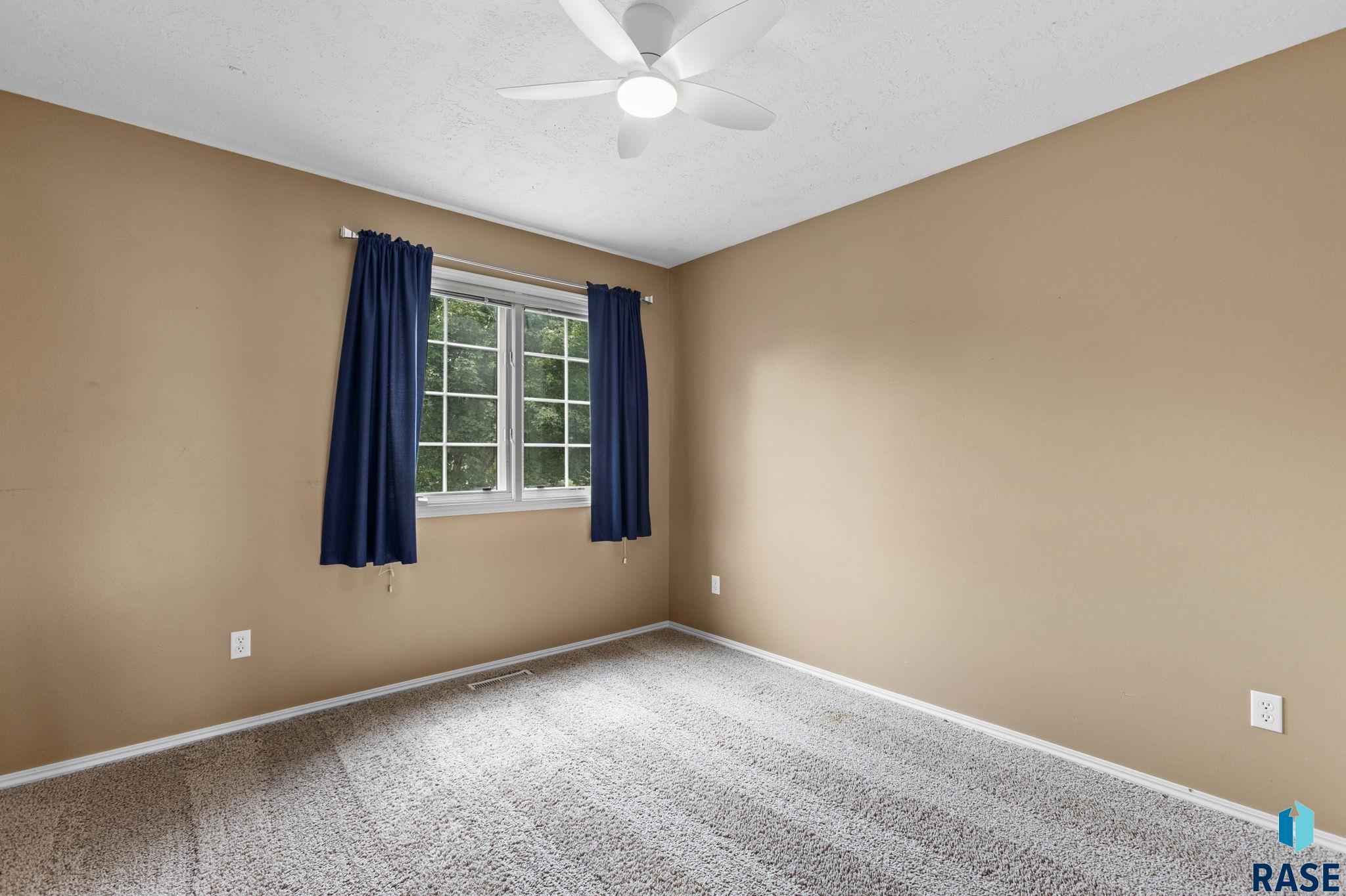 Sioux Falls, South Dakota, 57103, United States, 5 Bedrooms Bedrooms, ,2 BathroomsBathrooms,Residential,For Sale,1908912