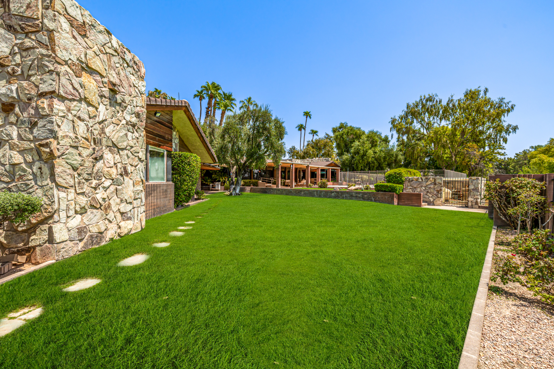 Paradise Valley, Arizona, 85253, United States, 4 Bedrooms Bedrooms, ,8 BathroomsBathrooms,Residential,For Sale,1914345