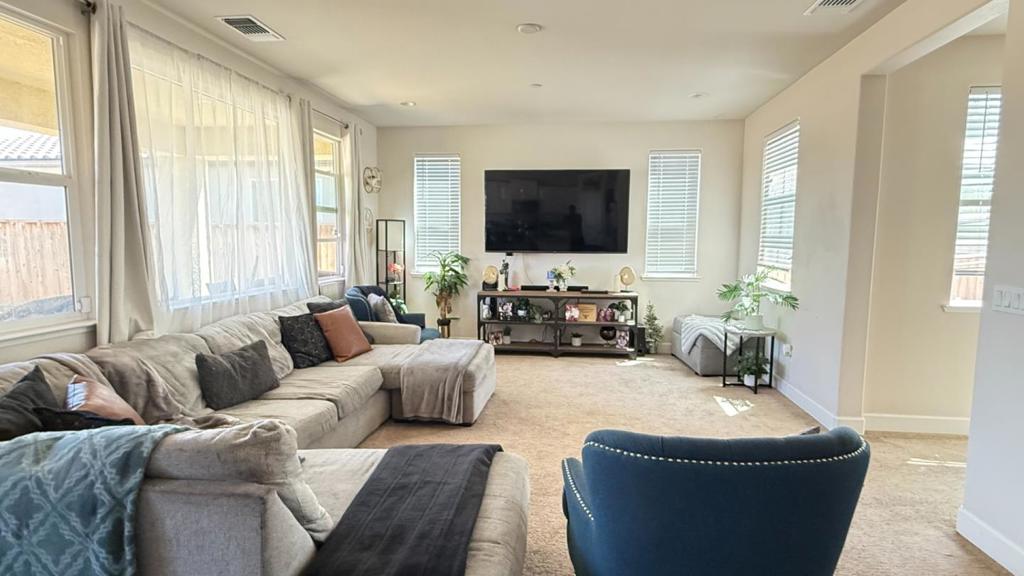 Hollister, California, 95023, United States, 4 Bedrooms Bedrooms, ,3 BathroomsBathrooms,Residential,For Sale,1980715