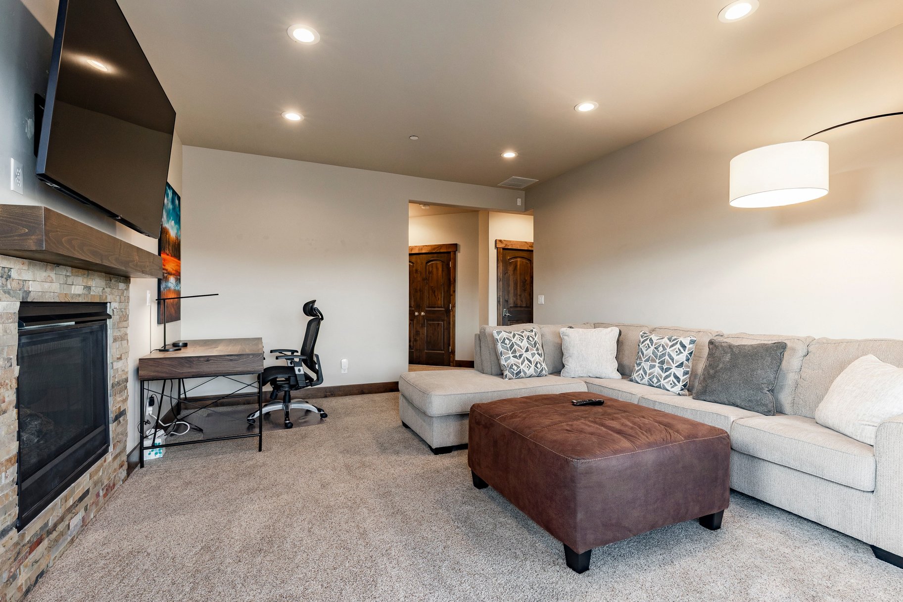  Stunning End-Unit Townhome With Loads of Natural Light - 物件實景
