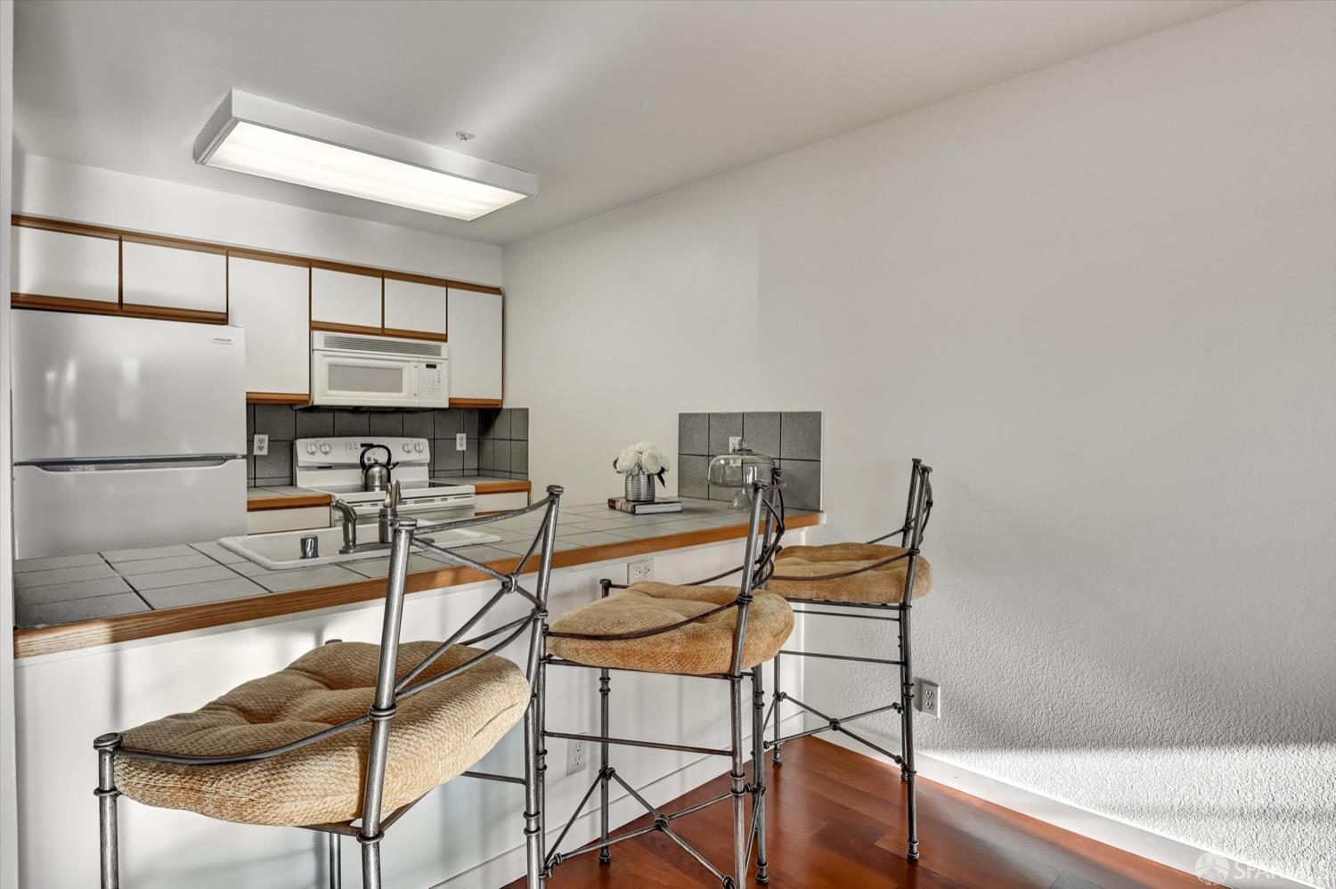 San Francisco, California, 94124, United States, 3 Bedrooms Bedrooms, ,2 BathroomsBathrooms,Residential,For Sale,1997310