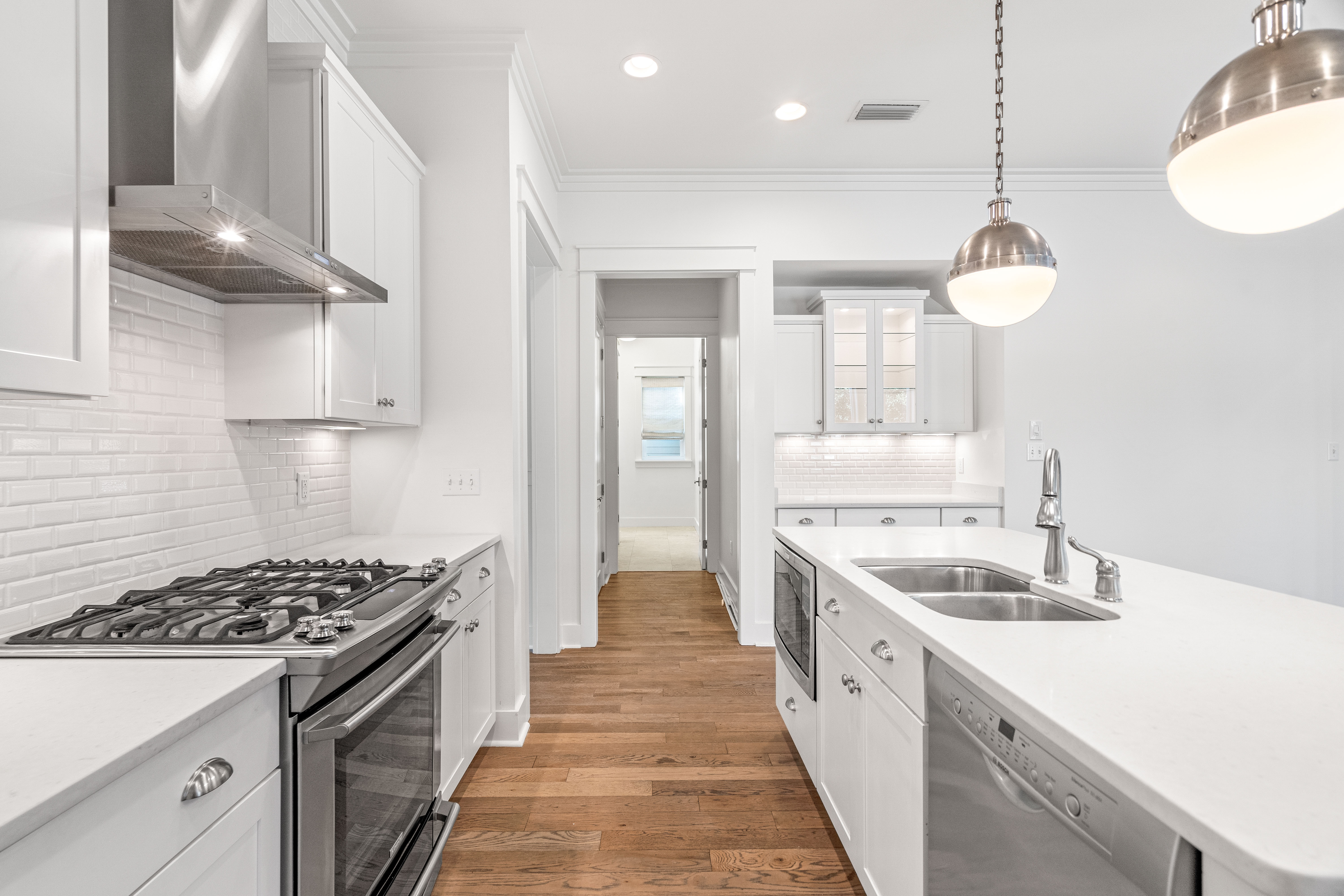 Beautifully Appointed Corner-Lot Home Steps from Village Commons Amenities - 物件實景