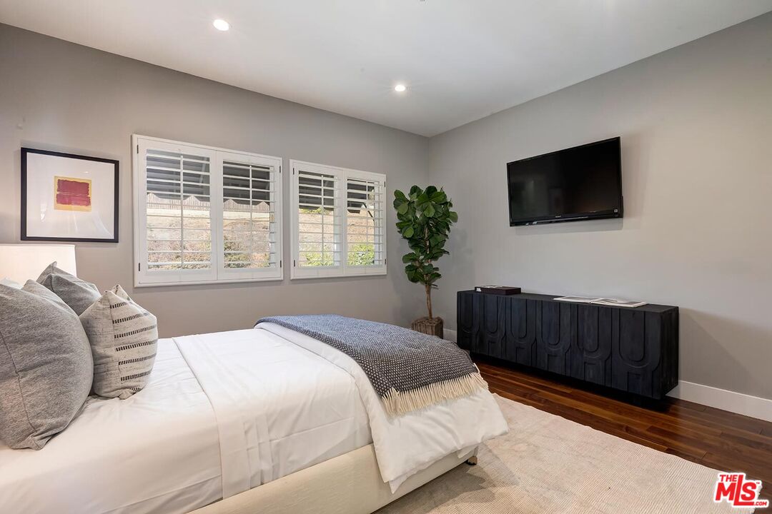 Pacific Palisades, California, 90272, United States, 4 Bedrooms Bedrooms, ,4 BathroomsBathrooms,Residential,For Sale,1911356