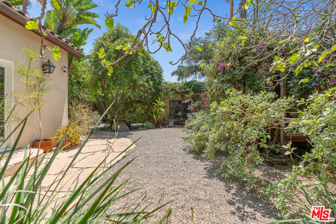 Los Angeles, California, 90005, United States, 3 Bedrooms Bedrooms, ,3 BathroomsBathrooms,Residential,For Sale,1876512