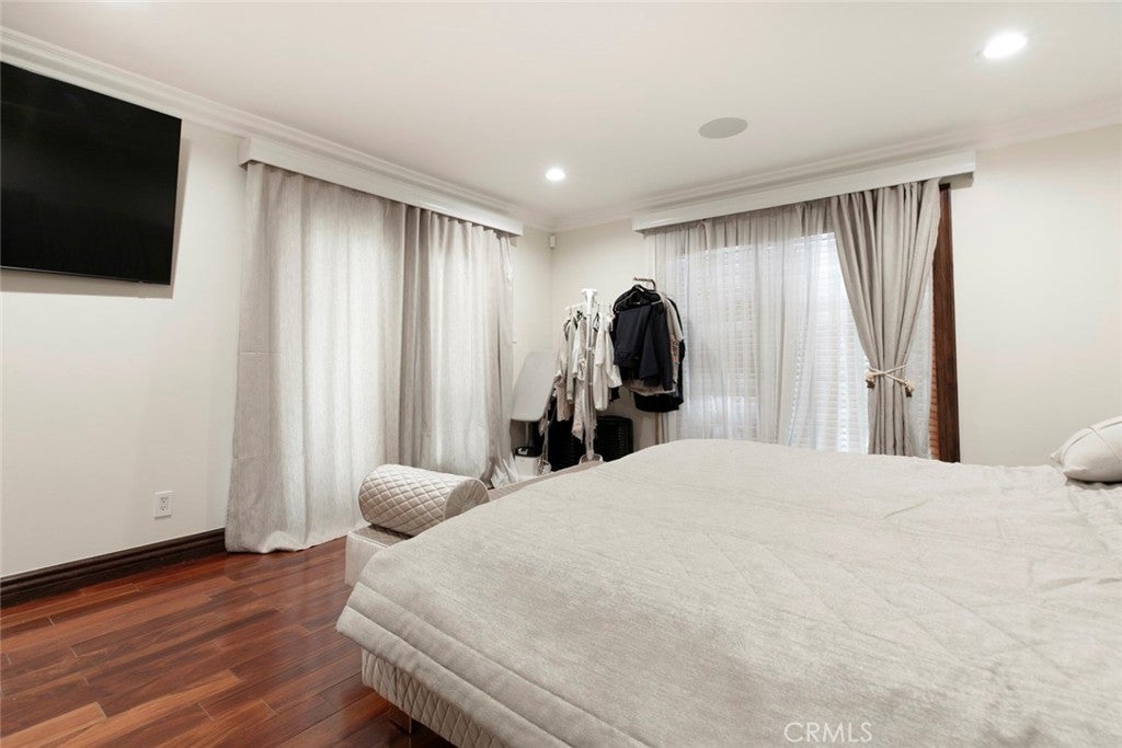 Glendale, California, 91201, United States, 4 Bedrooms Bedrooms, ,5 BathroomsBathrooms,Residential,For Sale,1969452