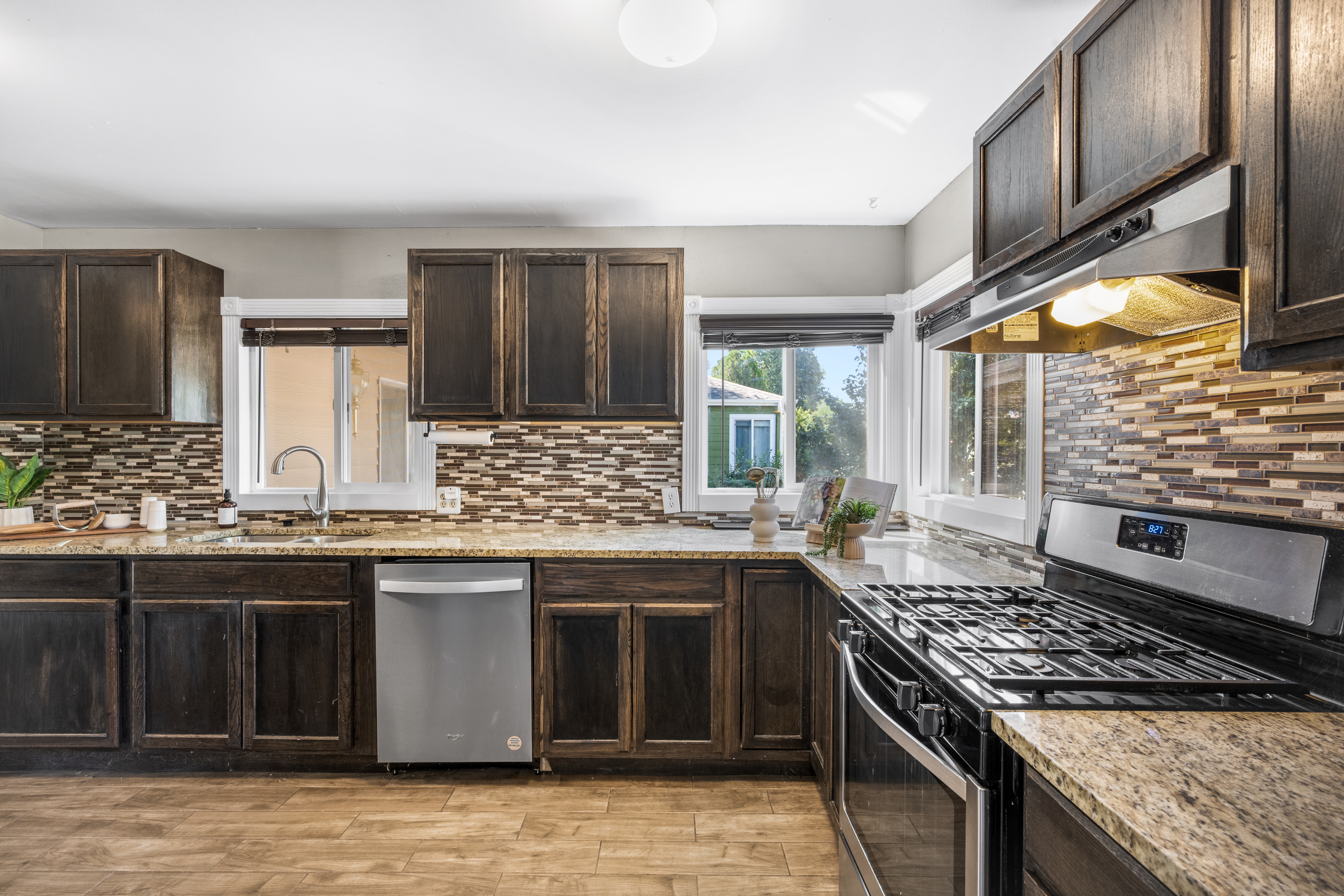  5 Bedroom Home Just Steps From Huston Lake Park - 物件實景