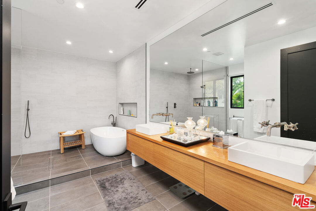 Los Angeles, California, 90068, United States, 4 Bedrooms Bedrooms, ,4 BathroomsBathrooms,Residential,For Sale,1897073