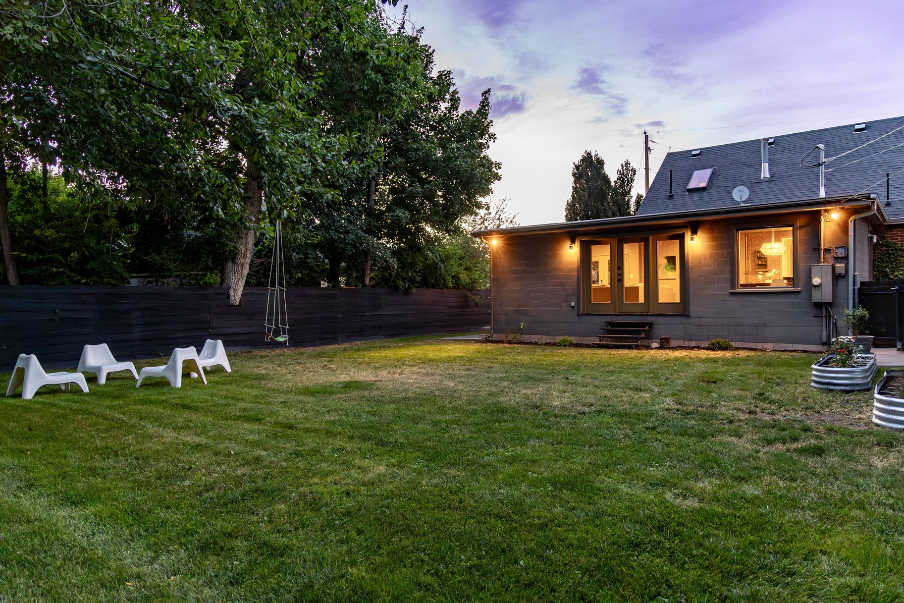  Spacious Millcreek Bungalow with Expansive Backyard & 2-Car Garage - 物件實景