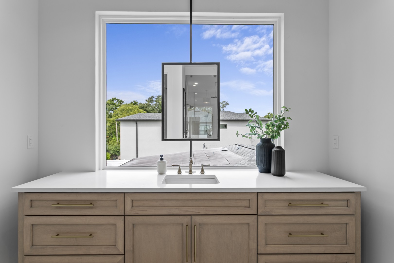 Tampa, Florida, 33611, United States, 6 Bedrooms Bedrooms, ,6 BathroomsBathrooms,Residential,For Sale,1981634