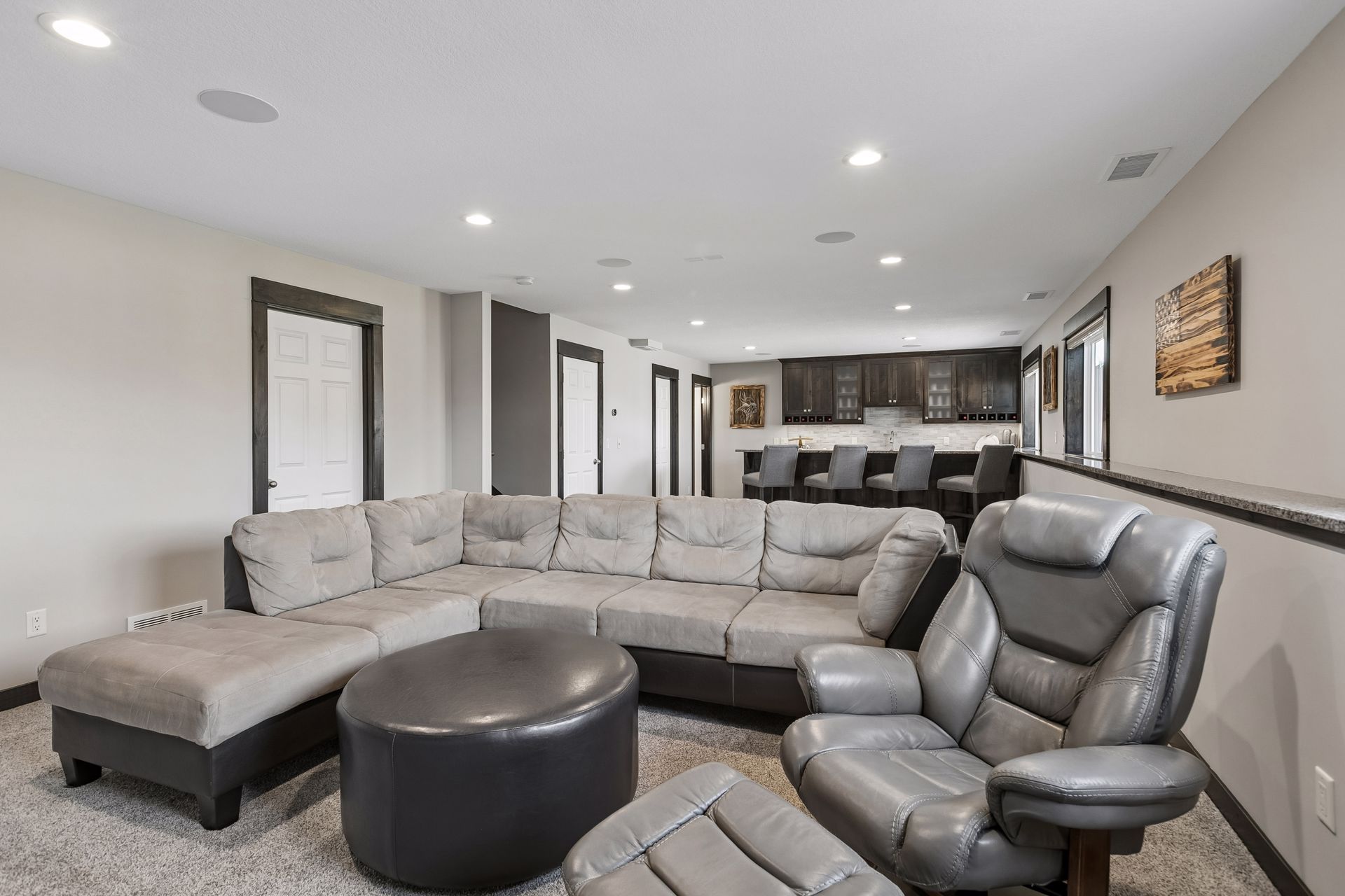  Elegant Living with Entertainer’s Lower Level - 物件實景