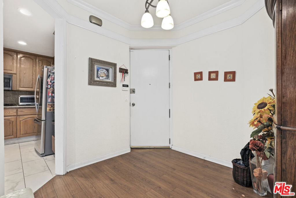 Sherman Oaks, California, 91423, United States, 2 Bedrooms Bedrooms, ,1 BathroomBathrooms,Residential,For Sale,1976281