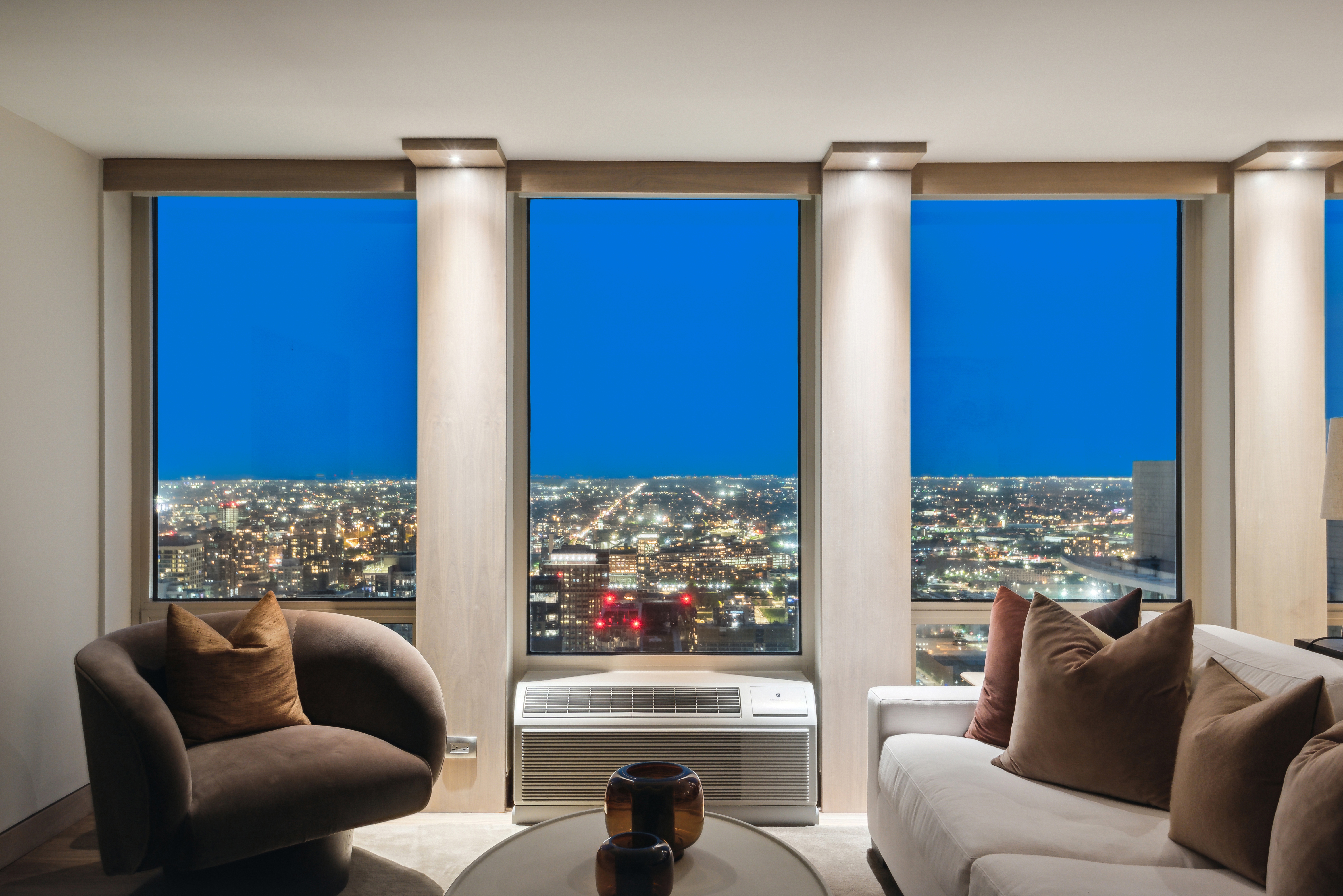  Absolutely Stunning, Penthouse Level Furnished Condo - 物件實景