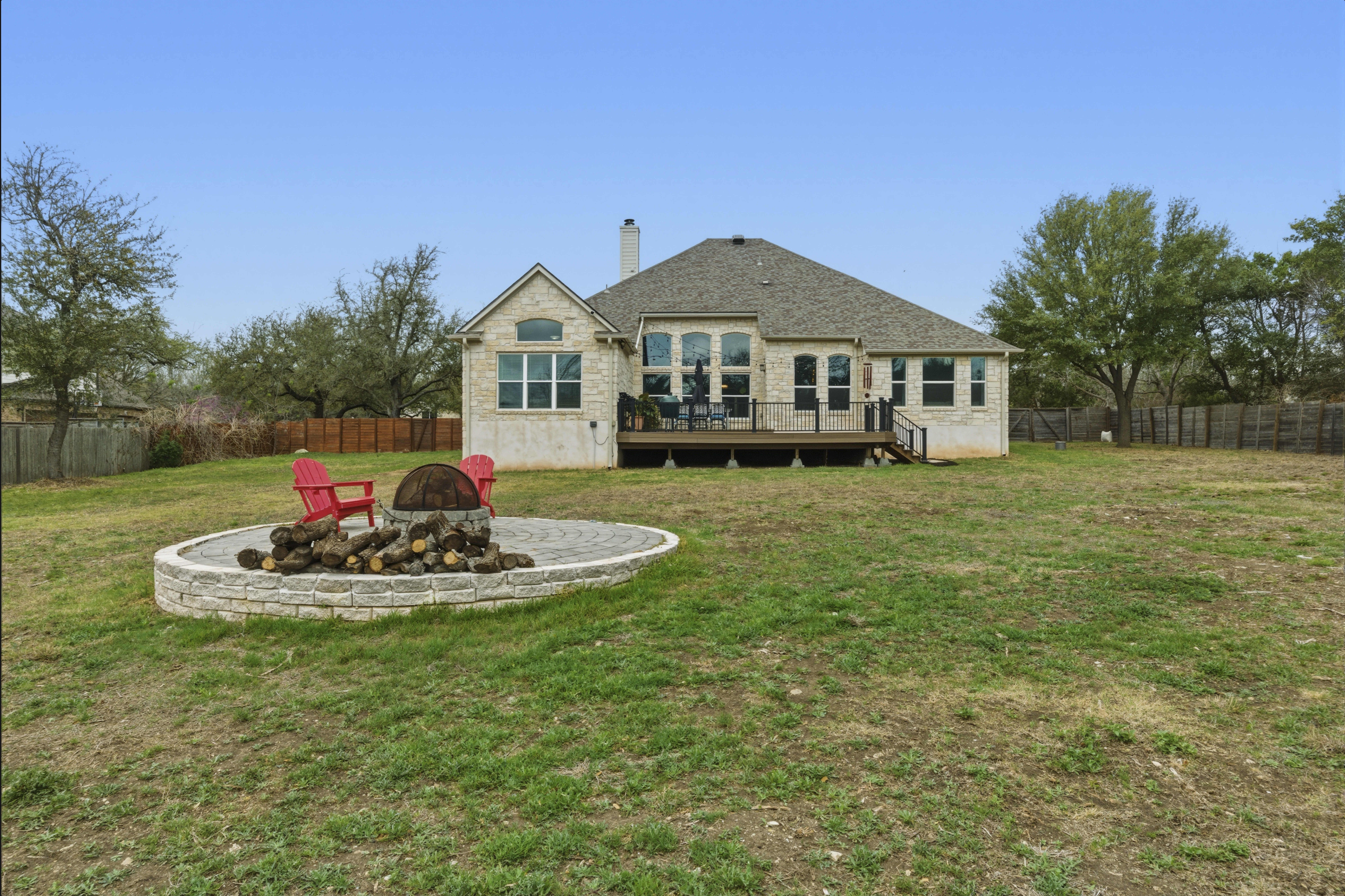  Single-Story Retreat on One Acre with Close Proximity to Private Schools - 物件實景