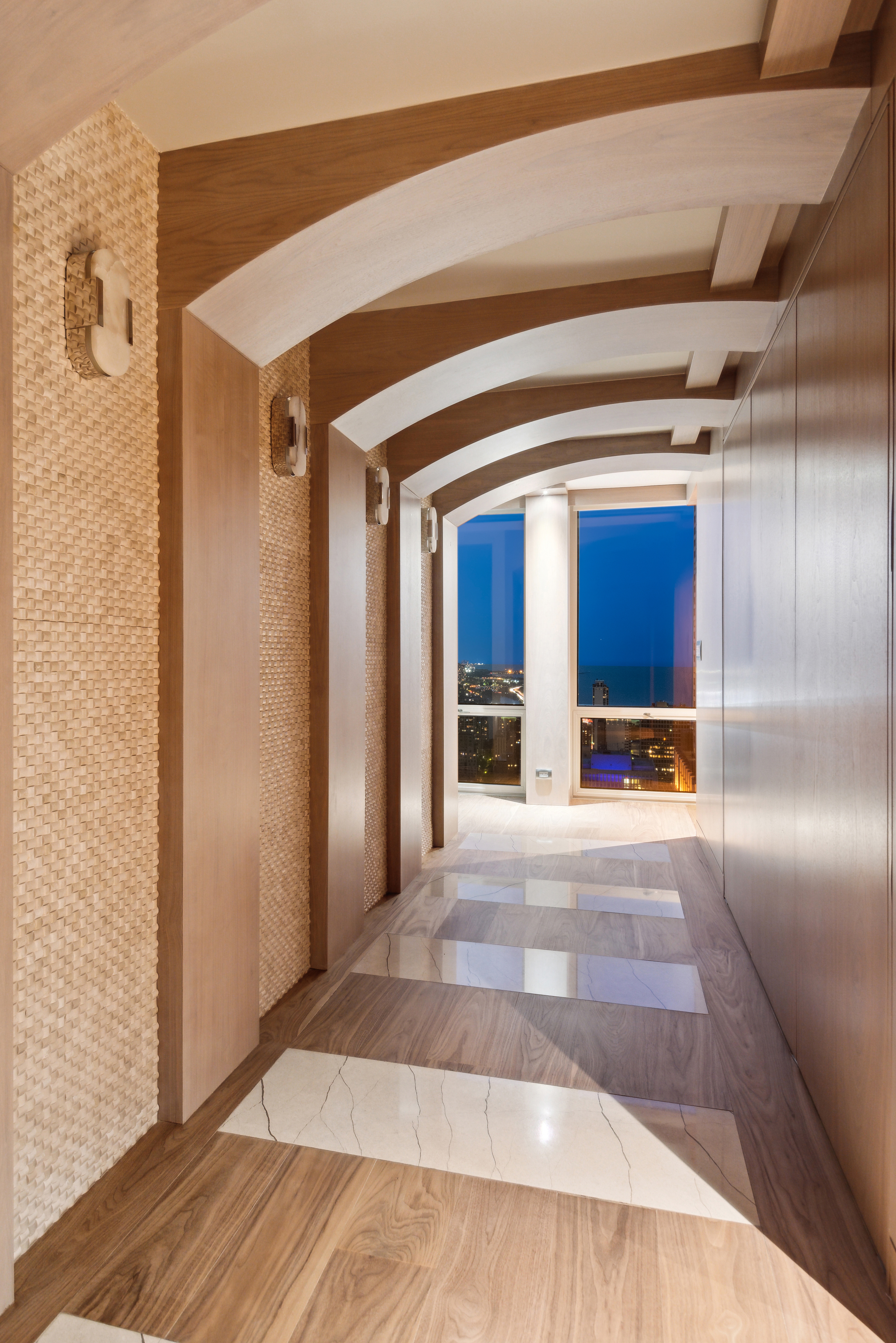  Absolutely Stunning, Penthouse Level Furnished Condo - 物件實景