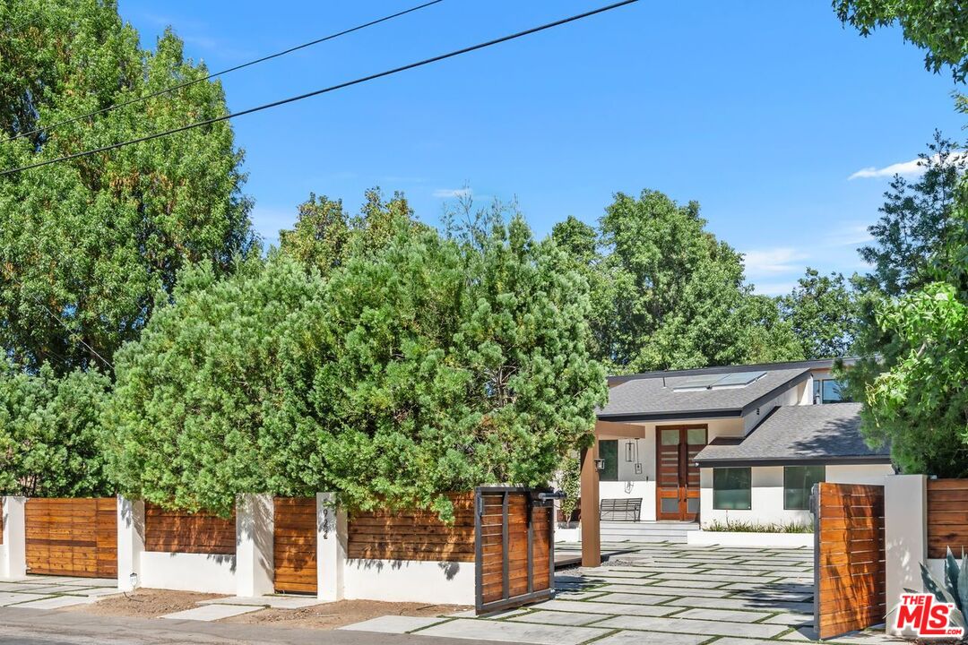 Woodland Hills, California, 91367, United States, 5 Bedrooms Bedrooms, ,3 BathroomsBathrooms,Residential,For Sale,1925987