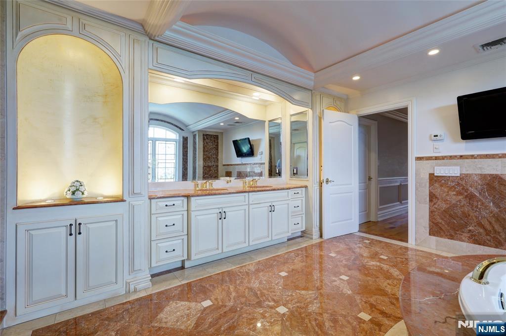 Fort Lee, New Jersey, 07024, United States, 6 Bedrooms Bedrooms, ,7 BathroomsBathrooms,Residential,For Sale,1891733