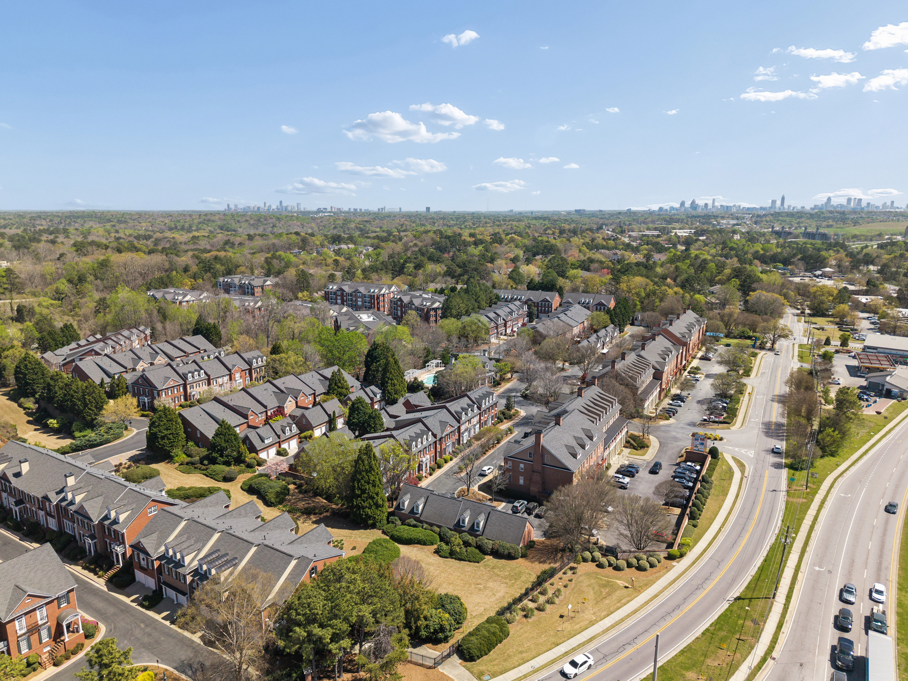  Elegant and Light-filled Townhome in Gated Olde Ivy at Vinings Community - 物件實景