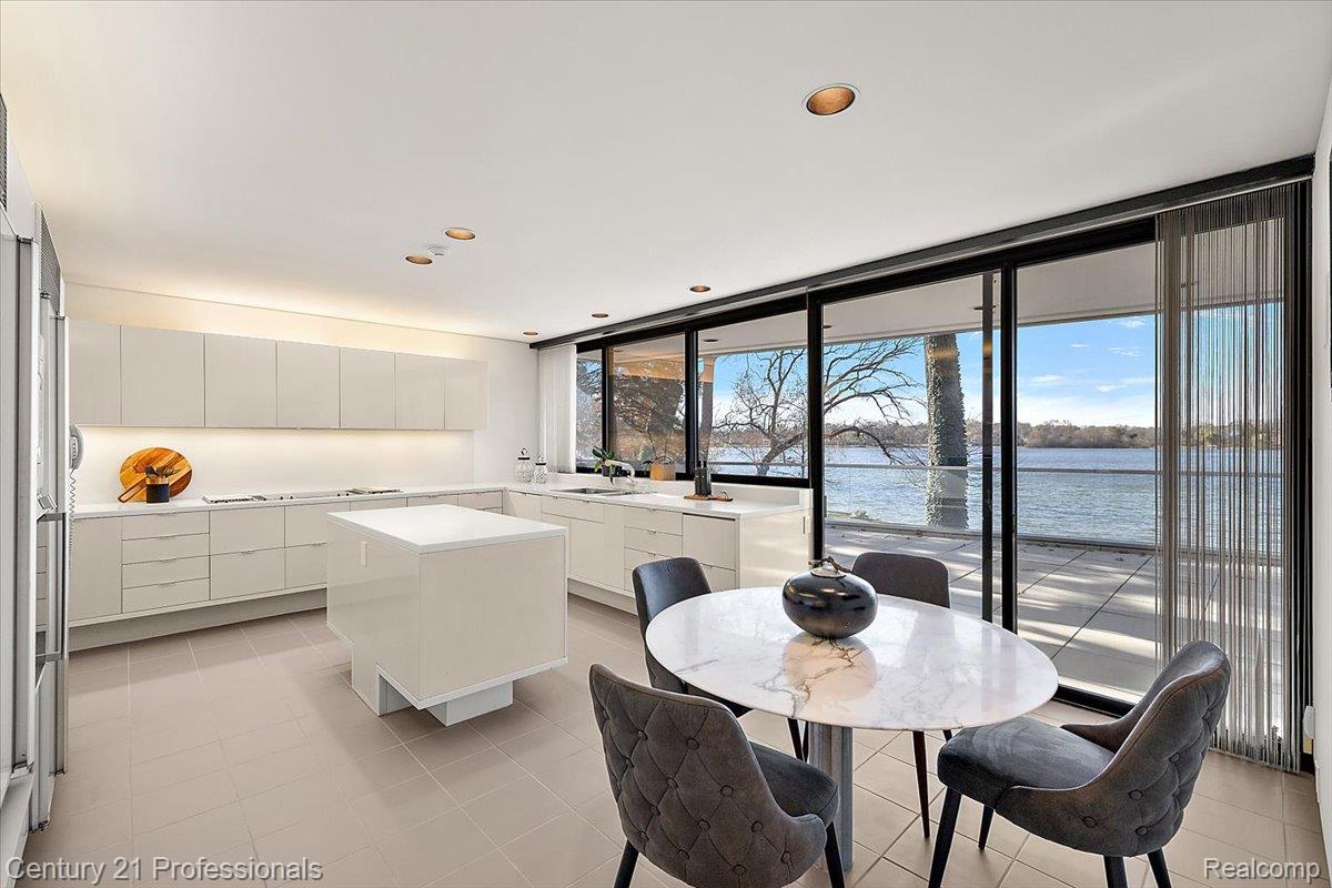 BloomfieldHills, Michigan, 48301, United States, 4 Bedrooms Bedrooms, ,5 BathroomsBathrooms,Residential,For Sale,1996516