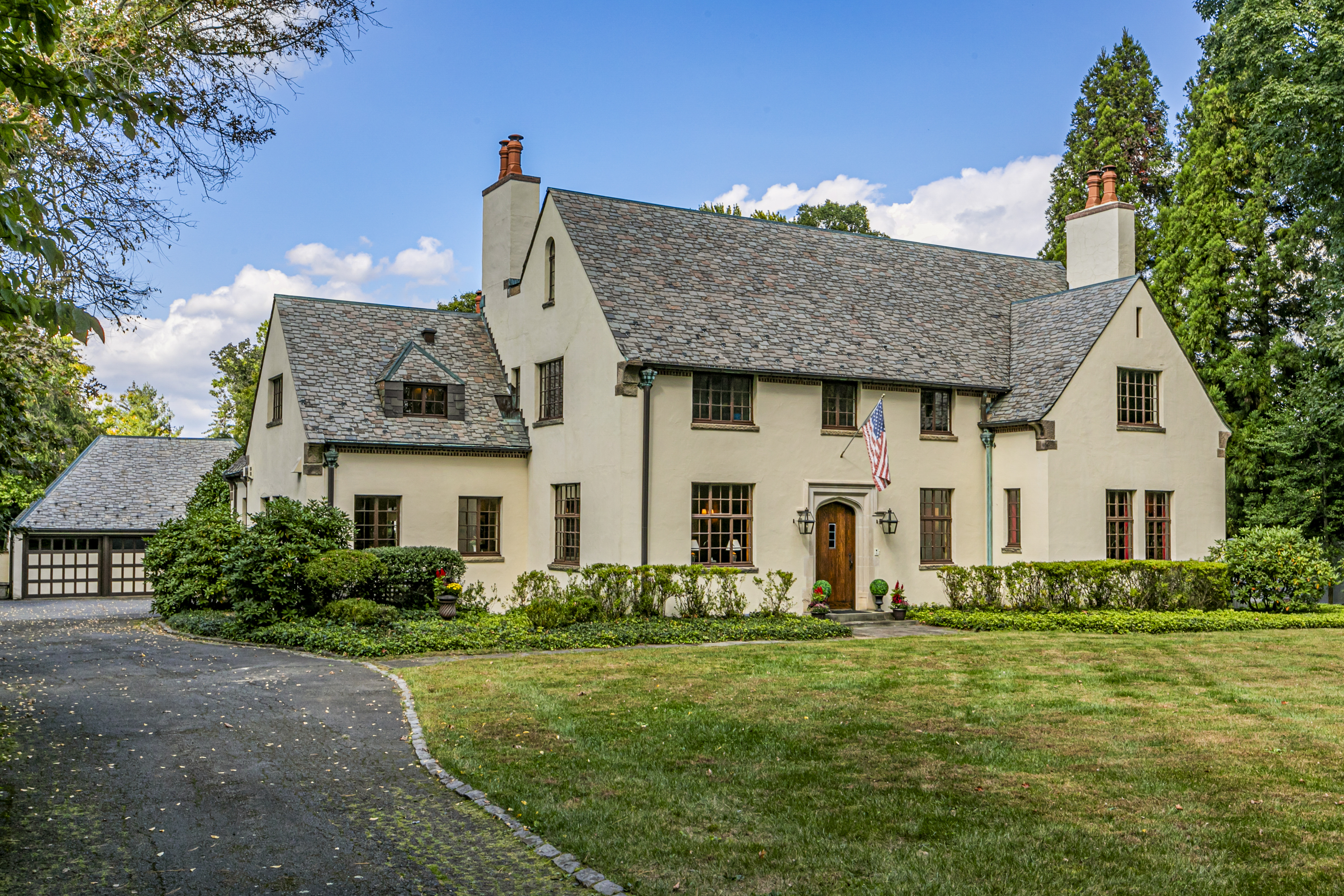  Modernized Tudor on a Magnificent Oversized Lot - 物件實景