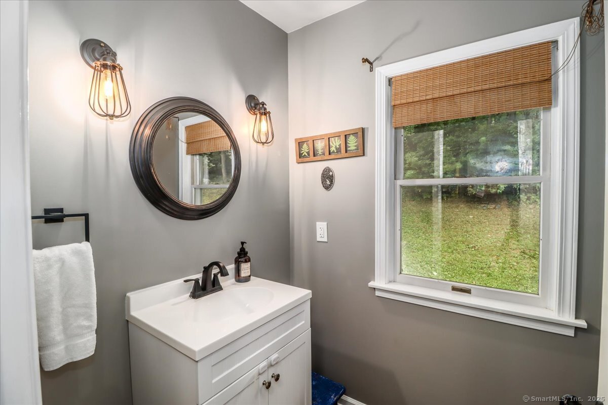 Oxford, Connecticut, 06478, United States, 3 Bedrooms Bedrooms, ,3 BathroomsBathrooms,Residential,For Sale,1916660