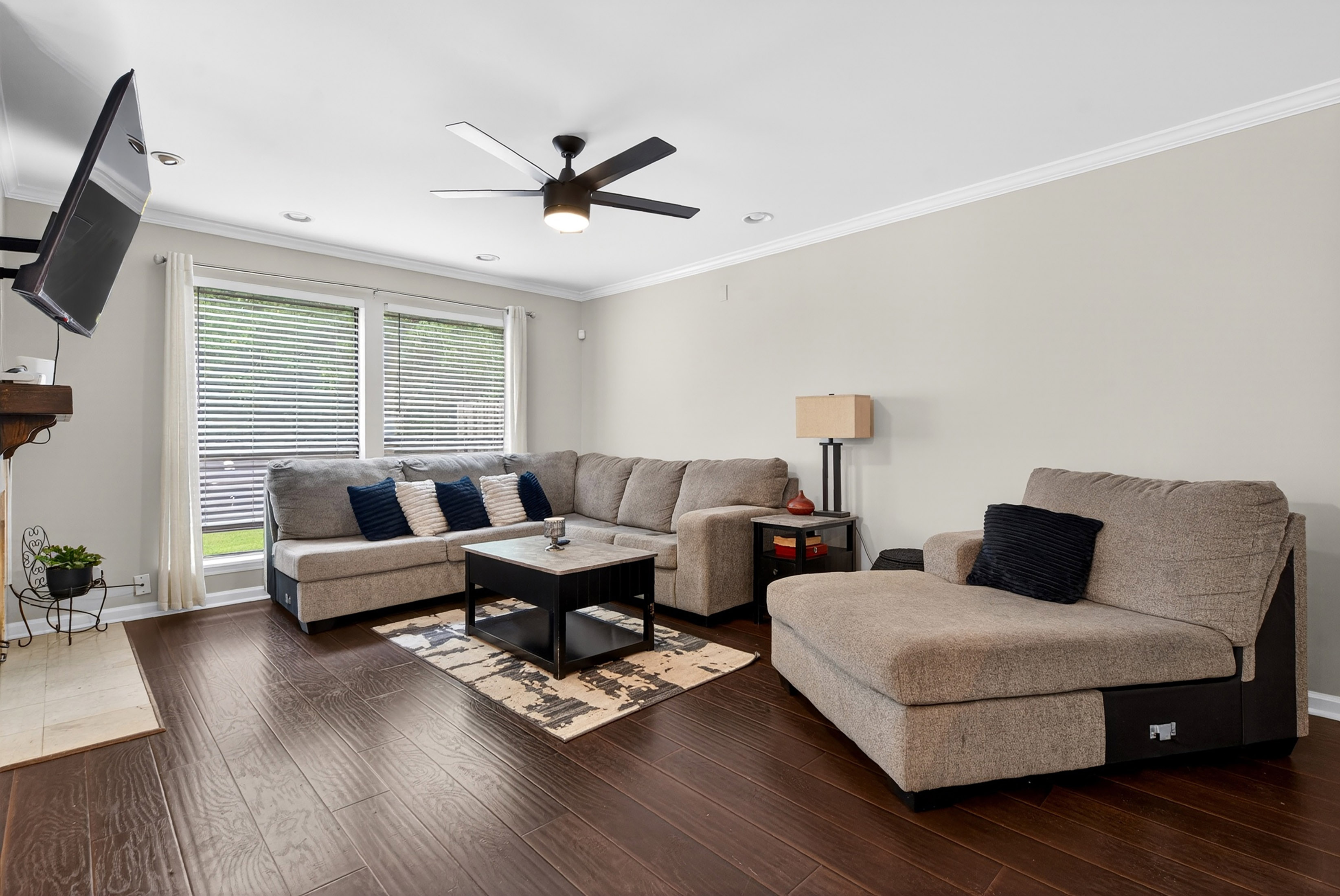  Townhouse-style Condo Offers Solid Value and Strong Upside Potential - 物件實景