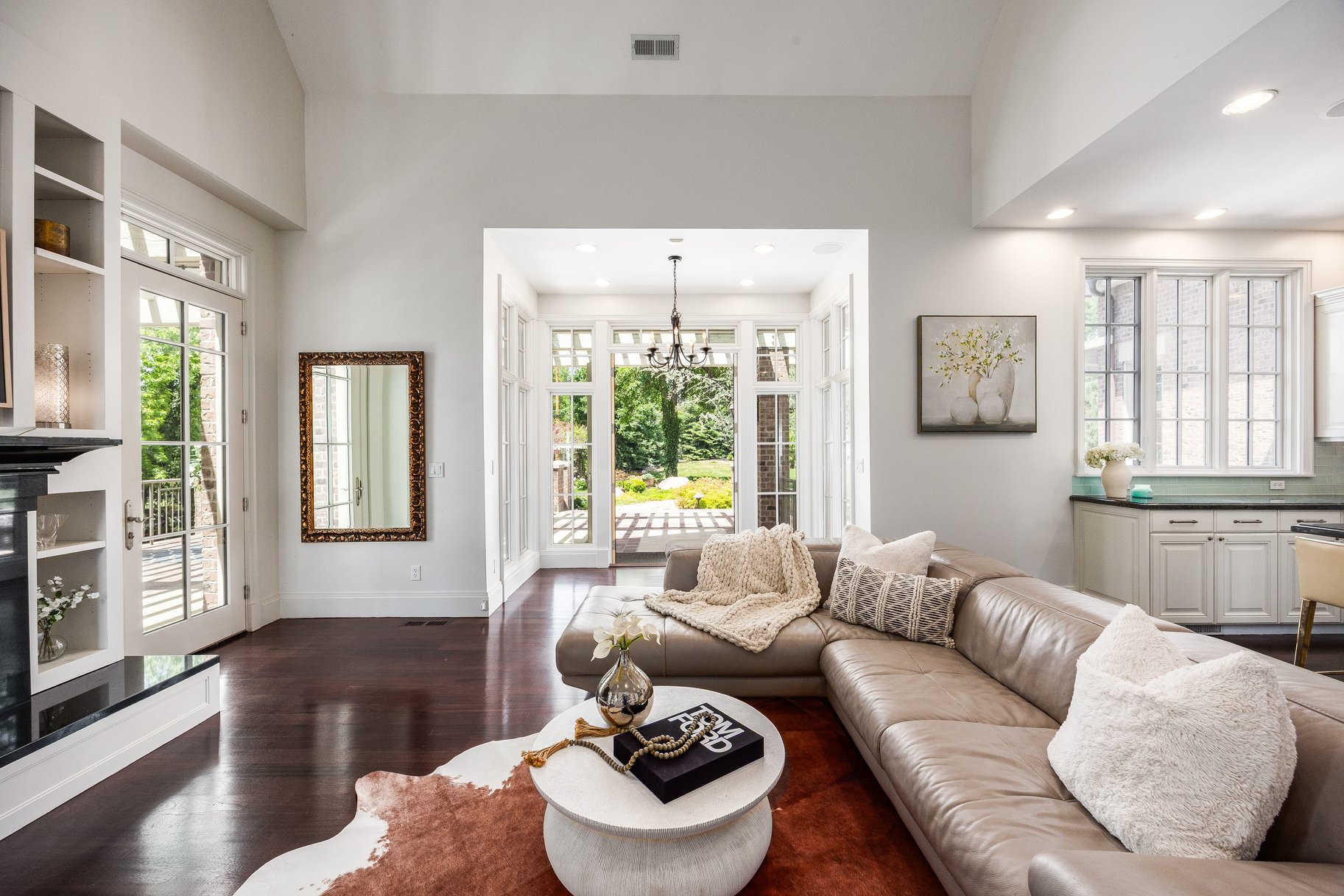  Stunning Custom Build on Millcreek Way - 物件實景