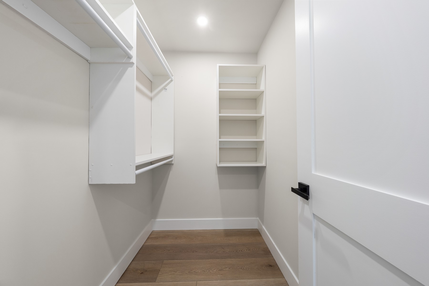  323 E Oak Avenue #202 - 物件實景