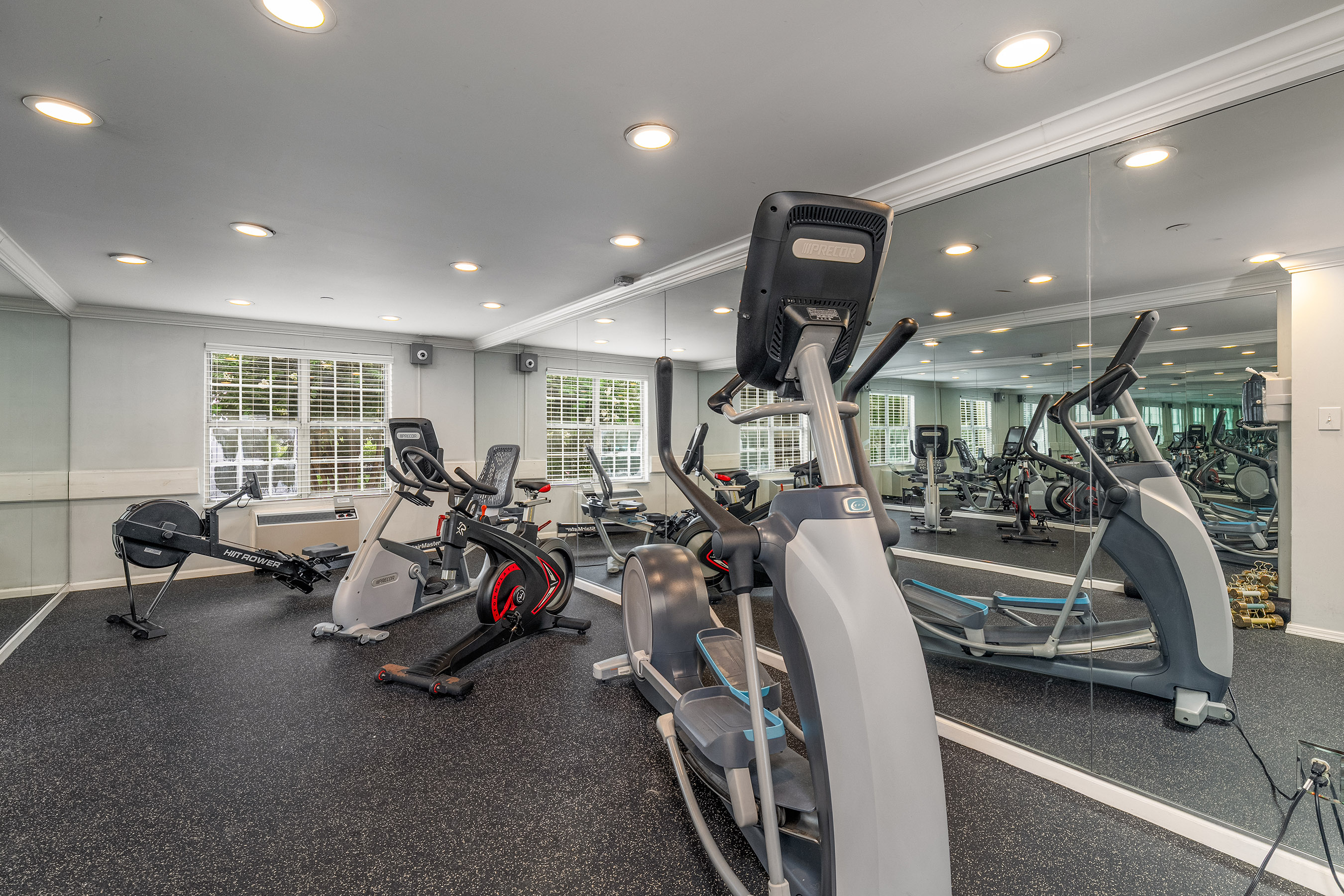  City Living Made Easy—Stylish 1-Bedroom Condo in Gated Community with Pool & Gym - 物件實景