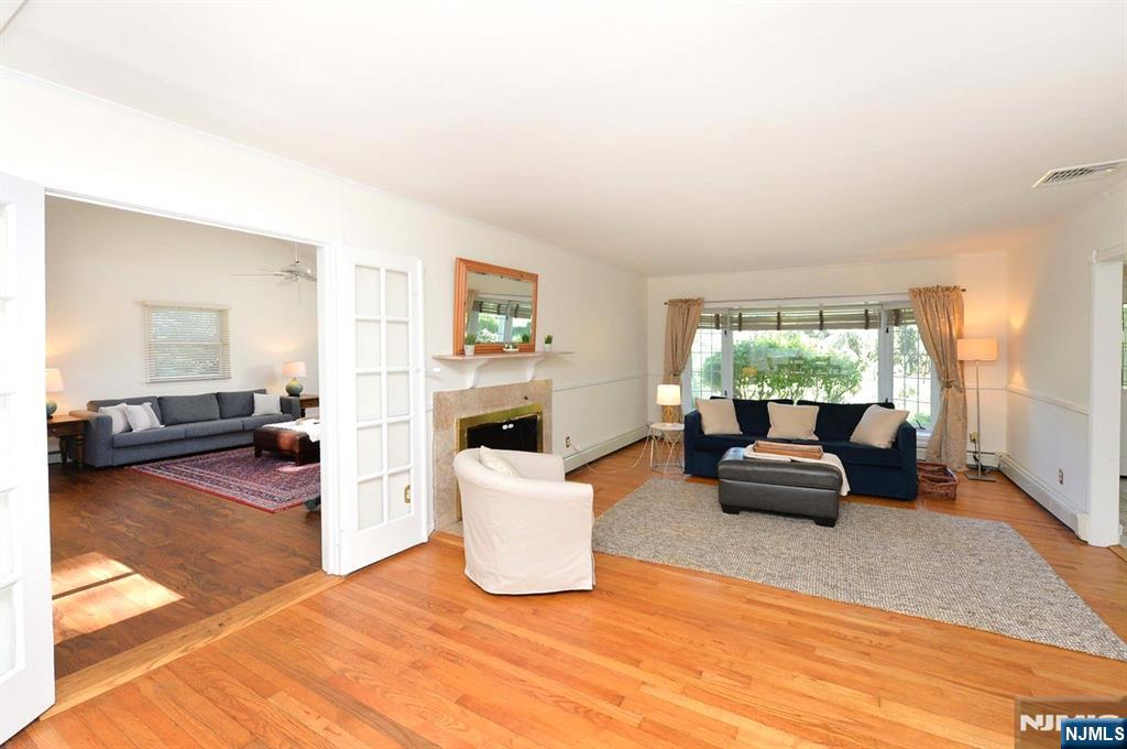 Oakland, New Jersey, 07436, United States, 3 Bedrooms Bedrooms, ,3 BathroomsBathrooms,Residential,For Sale,1934368