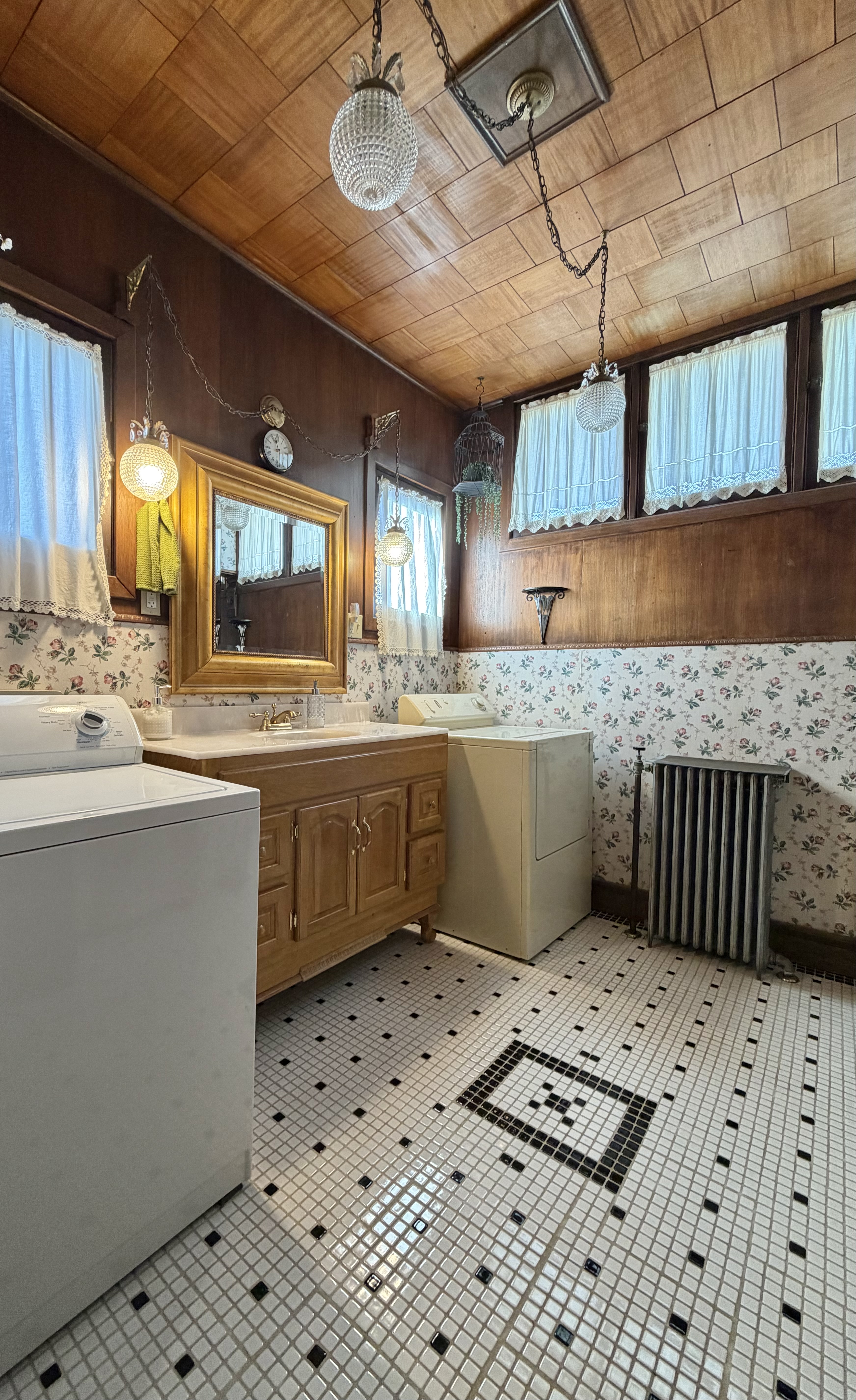 Butte, Montana, 59701, United States, 4 Bedrooms Bedrooms, ,4 BathroomsBathrooms,Residential,For Sale,1995407