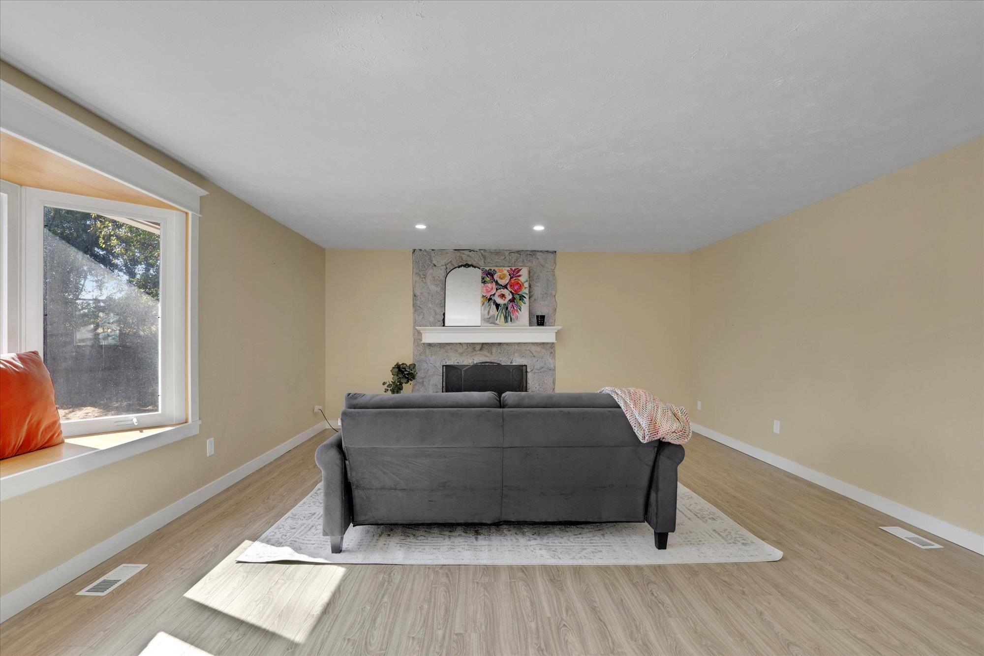 Mead, Washington, 99021, United States, 6 Bedrooms Bedrooms, ,3 BathroomsBathrooms,Residential,For Sale,1958324