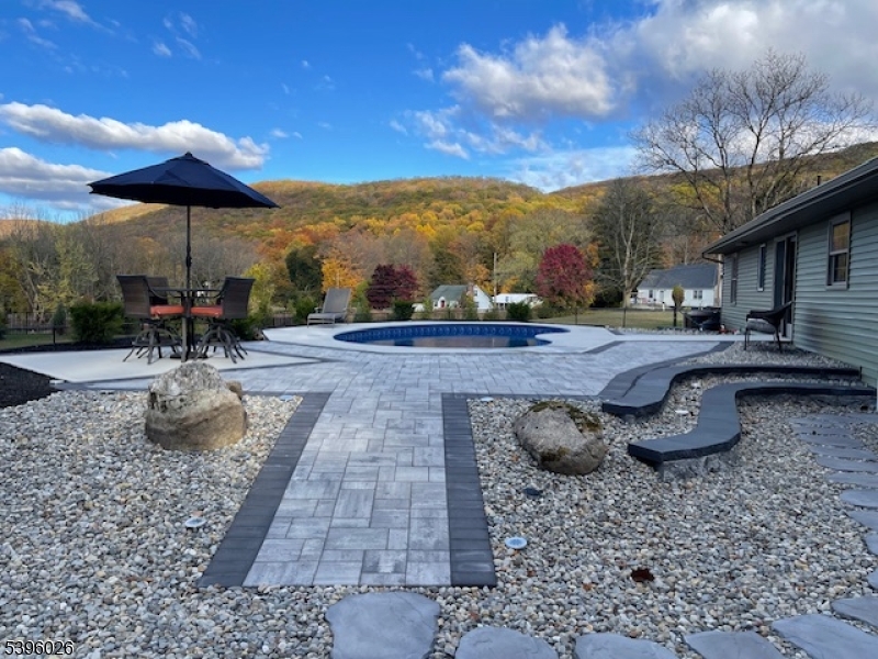 Hardyston Twp., New Jersey, 07419, United States, 3 Bedrooms Bedrooms, ,2 BathroomsBathrooms,Residential,For Sale,1992953