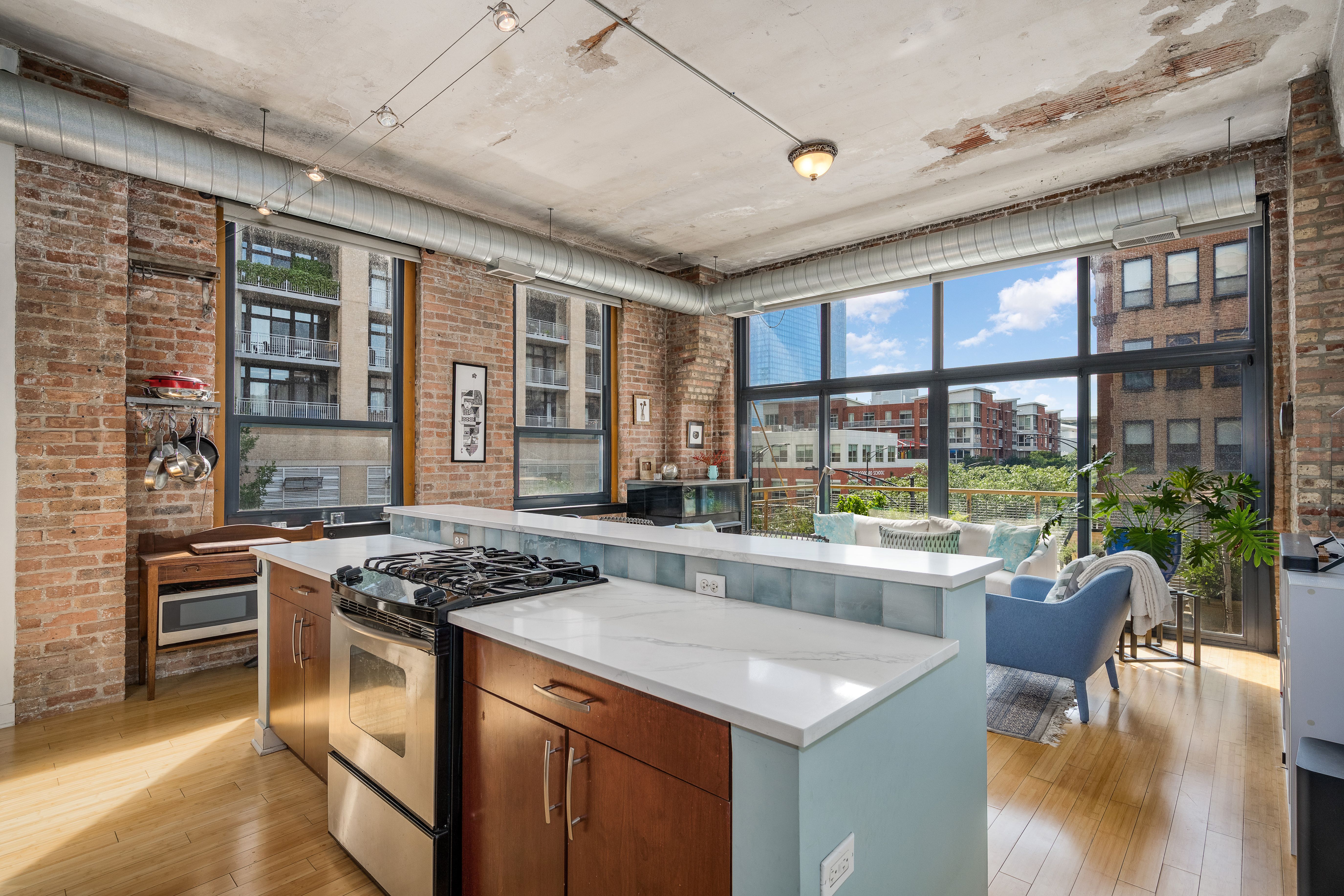  Discover the Charm of this Vibrant Southeast Corner Loft Condo - 物件實景