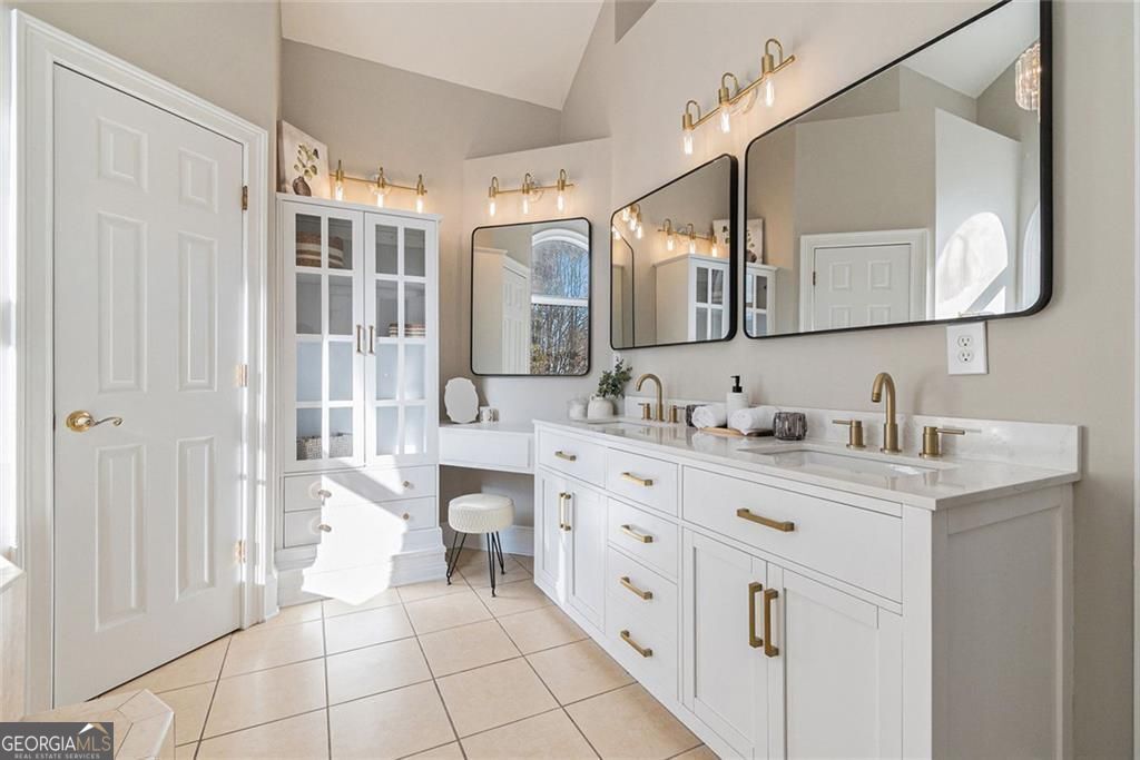 FLOWERY BRANCH, Georgia, 30542, United States, 5 Bedrooms Bedrooms, ,5 BathroomsBathrooms,Residential,For Sale,1894604