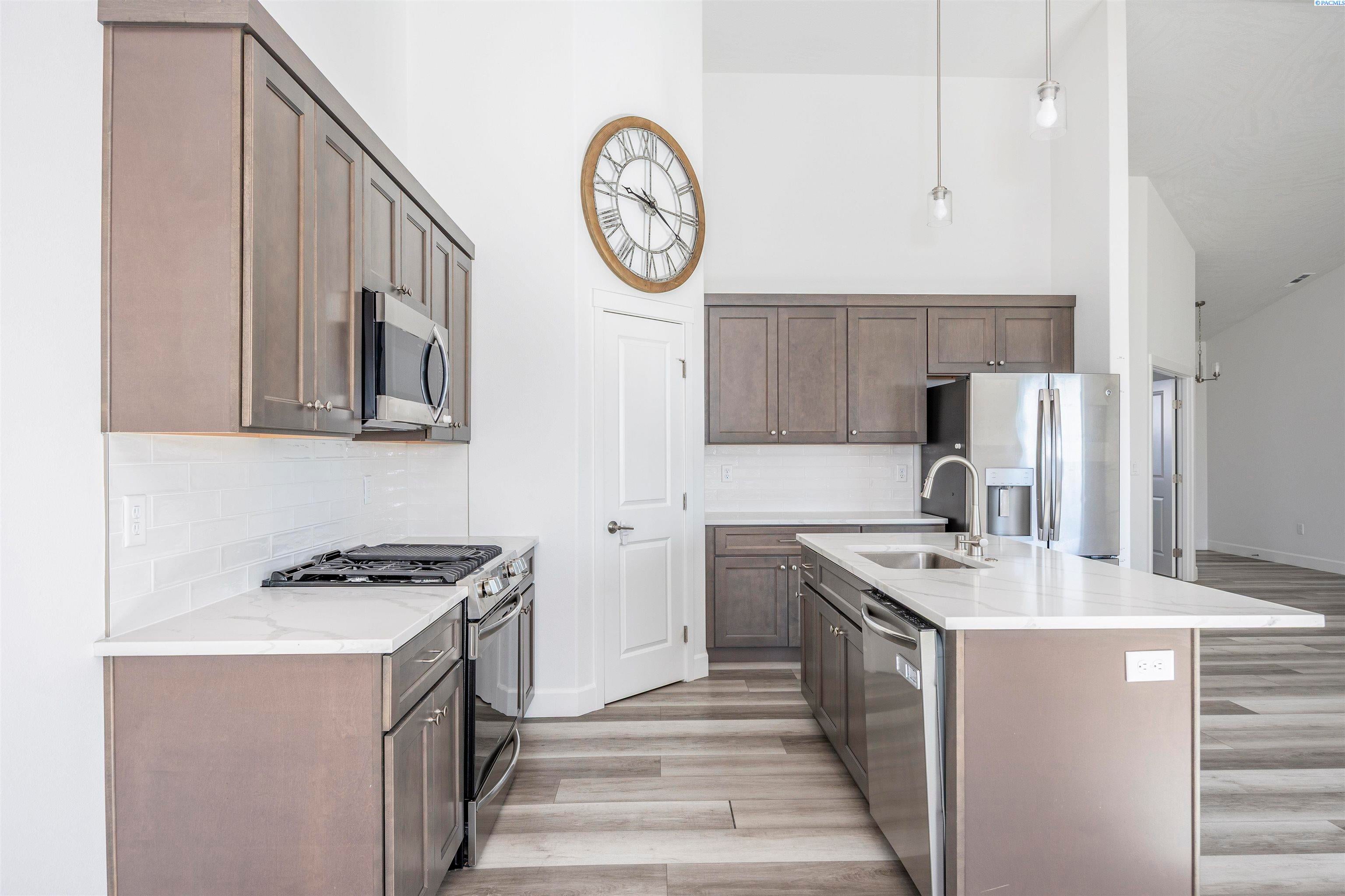 Pasco, Washington, 99301, United States, 4 Bedrooms Bedrooms, ,2 BathroomsBathrooms,Residential,For Sale,1978542