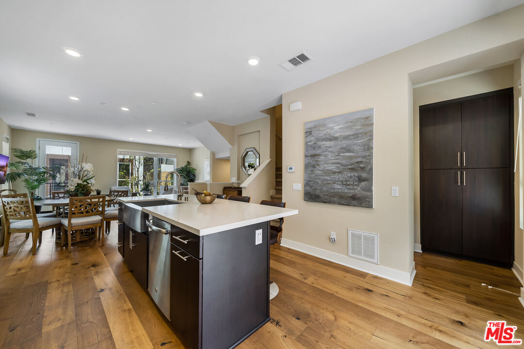Los Angeles, California, 90068, United States, 3 Bedrooms Bedrooms, ,4 BathroomsBathrooms,Residential,For Sale,1891142