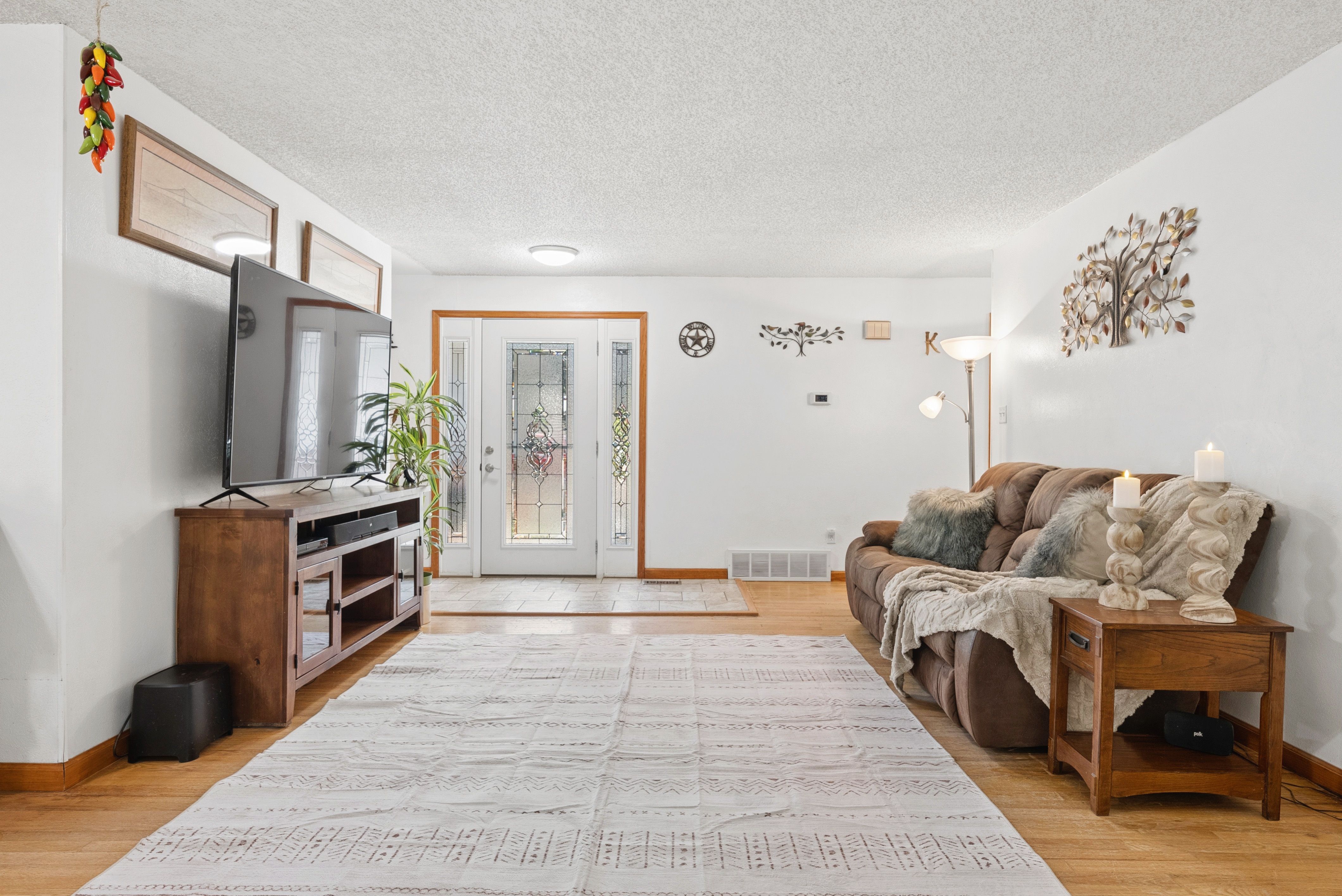  Charming and Well Maintained Home on a Large Corner Lot - 物件實景