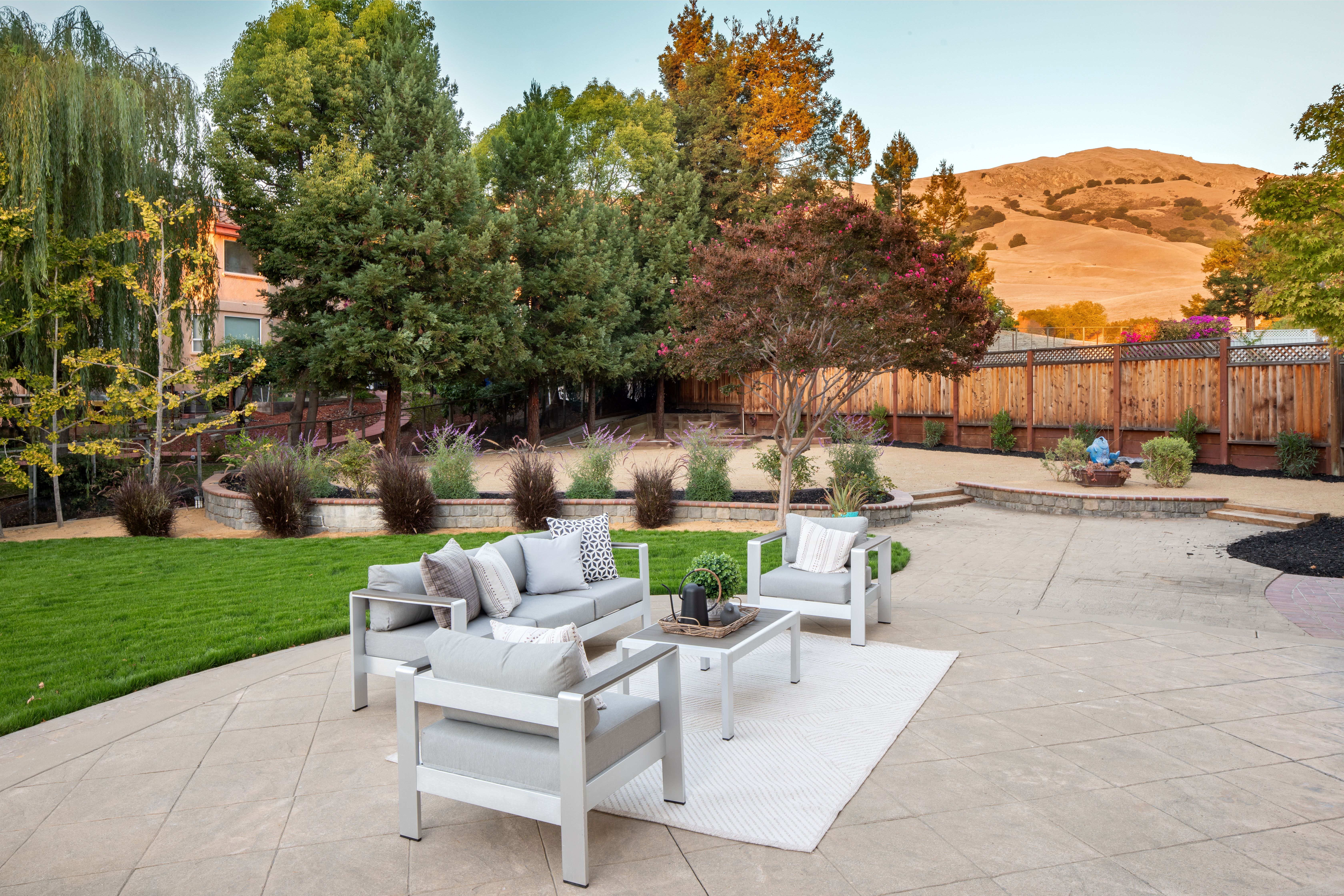  Grand Tudor Estate Offering Luxury Living in Gated Vineyard Heights - 物件實景